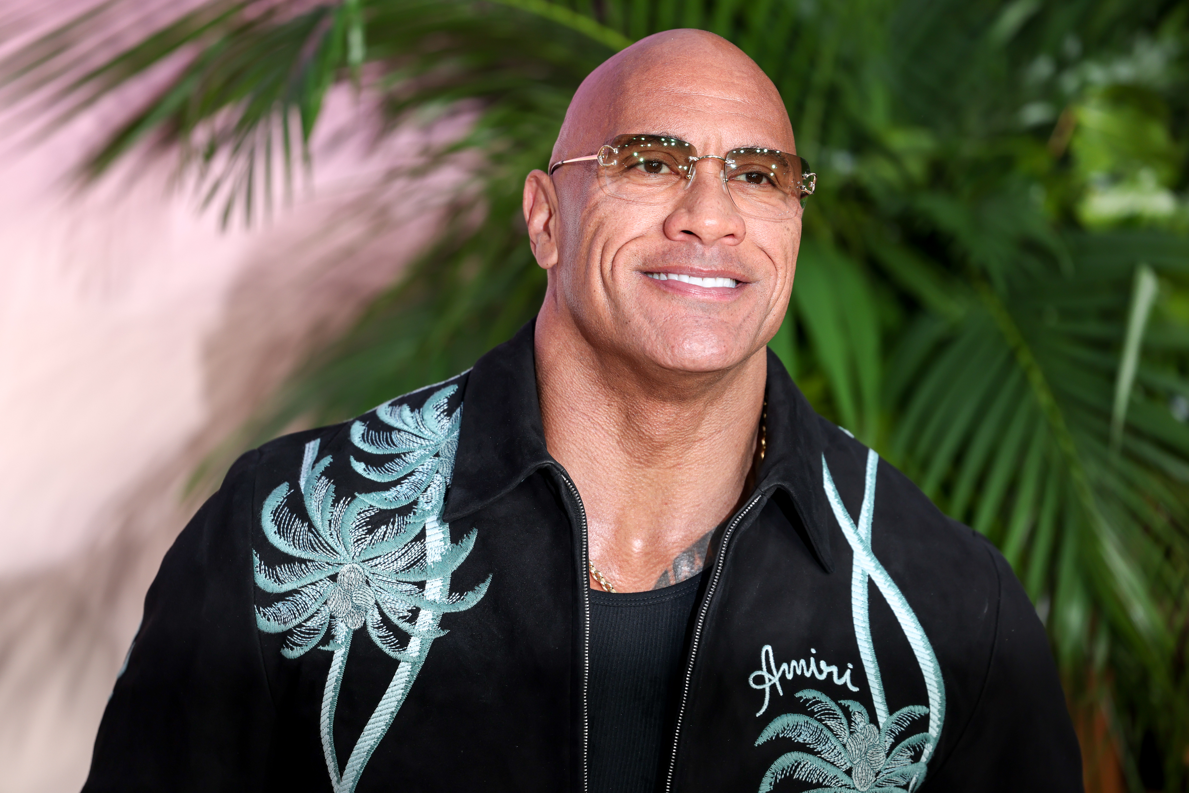 在英國宣傳電影的巨石強森，鼓勵觀眾入場欣賞音樂電影時，想要跟著劇中人一起高唱就唱，場場都是狂歡場。（迪士尼提供）