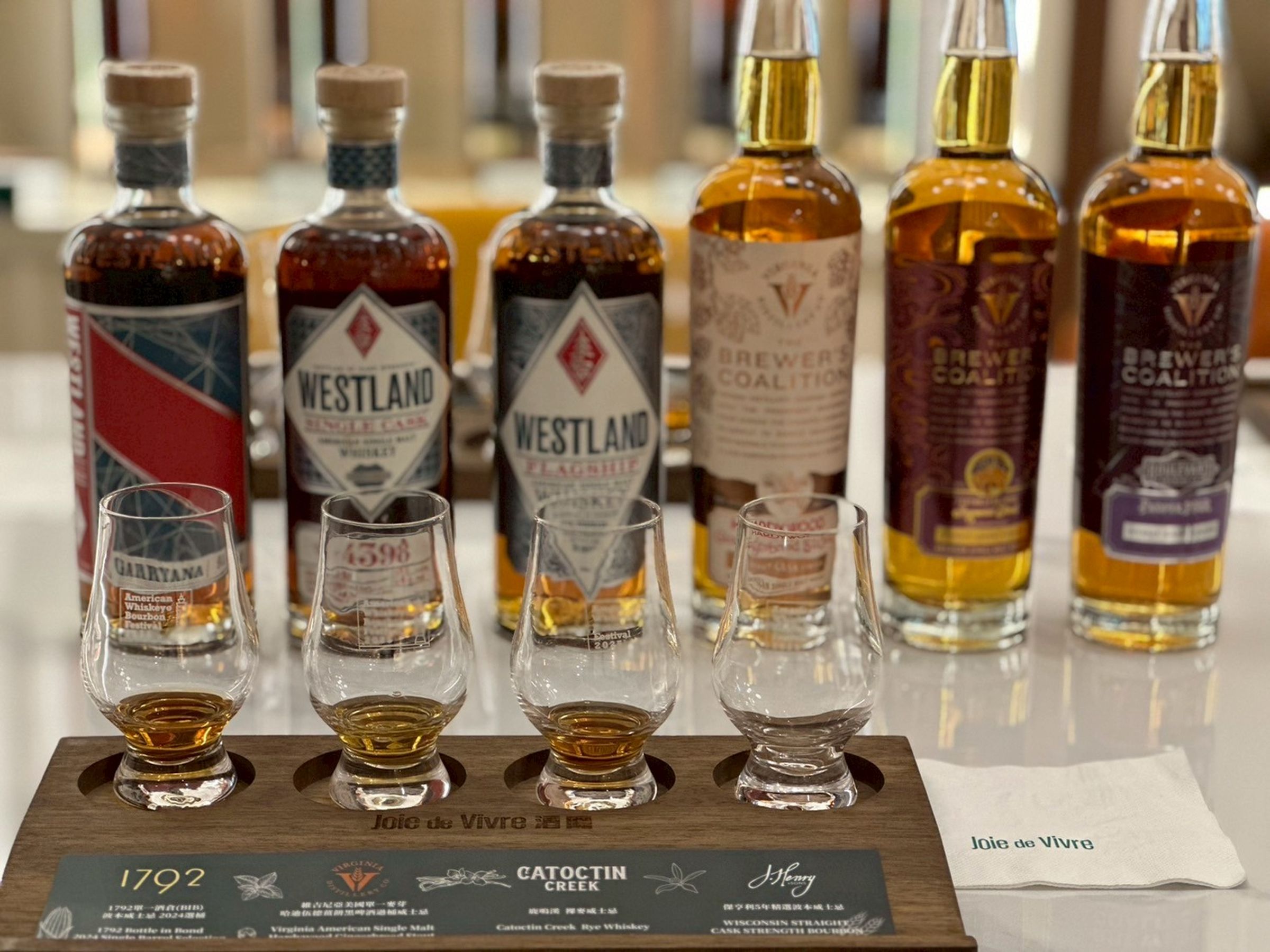 備受威士忌迷矚目的第二屆「2025台灣美國威士忌文化嘉年華」（American Whiskey & Bourbon Festival），宣佈將於12月5日至12月7日盛大登場 。圖為本屆參展的美國單一麥芽新品項：「威嵐台灣獨家限定桶#4398」，以及「維吉尼亞酒廠精釀聯限定系列」。
