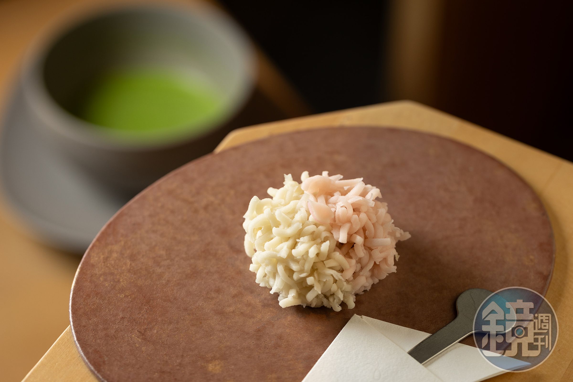 上生菓子「初櫻」，以練切包覆薩摩芋餡，口感細緻，建議分別品嘗兩種不同色彩。（200元／個）