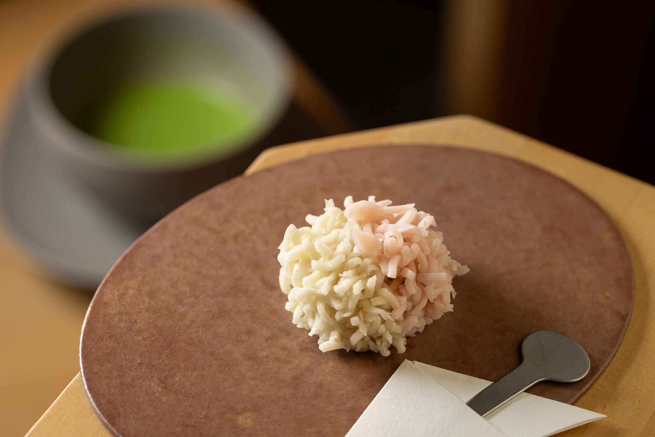 上生菓子「初櫻」，以練切包覆薩摩芋餡，口感細緻，建議分別品嘗兩種不同色彩。（200元／個）