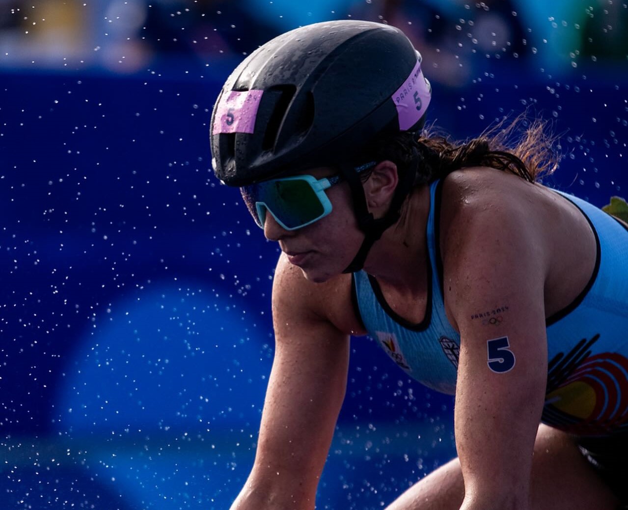 由於其選手米歇爾（Claire Michel）在參加7月31日的女子個人鐵人三項賽後生病，因此比利時隊將無法參加預定於5日舉行的混合接力賽。（翻攝自臉書Claire Michel - Triathlete）