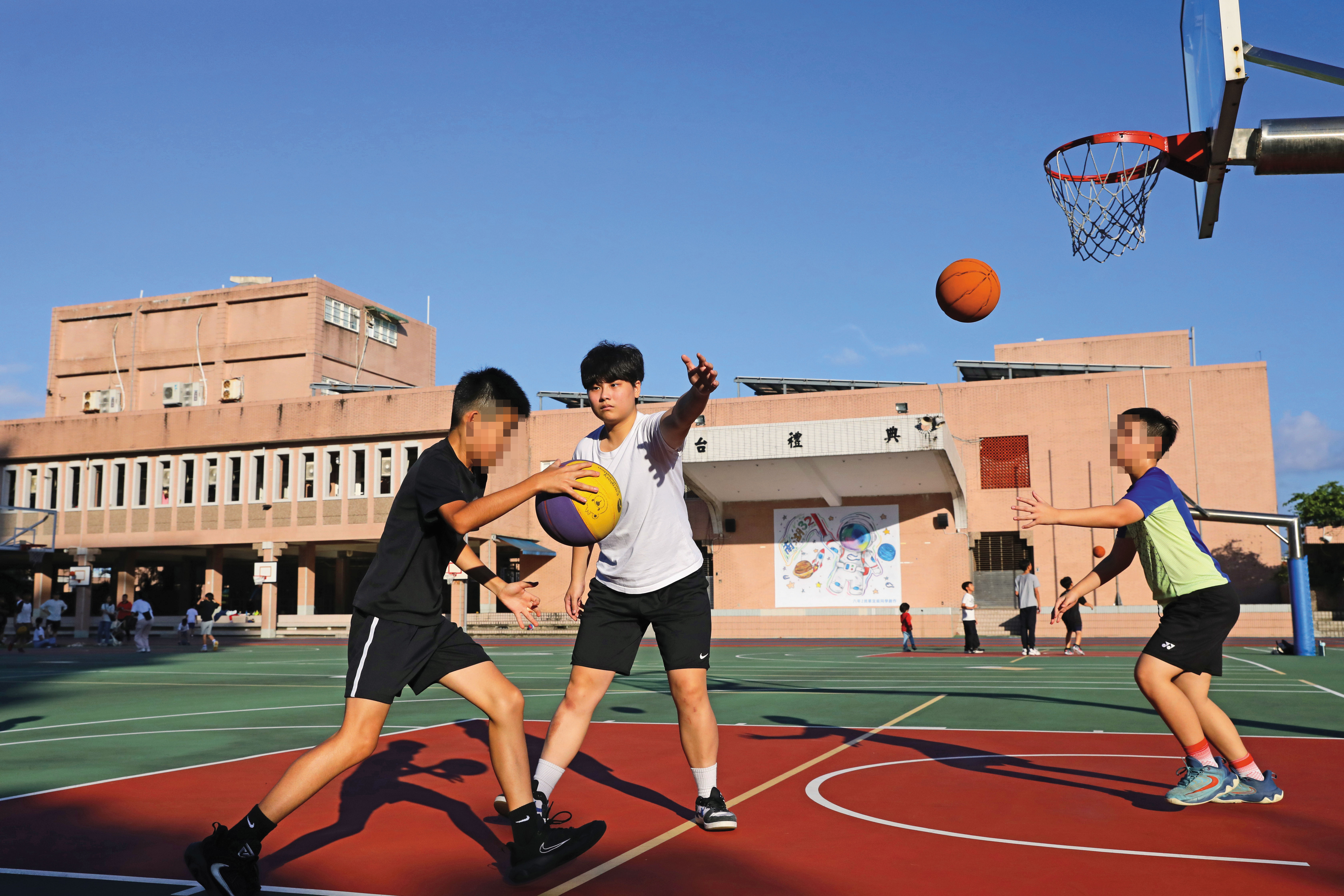 許詩穎（中）去國小陪小朋友打籃球，她說因為經歷籃球隊的遭遇，所以說話都很注意不要貶低人。