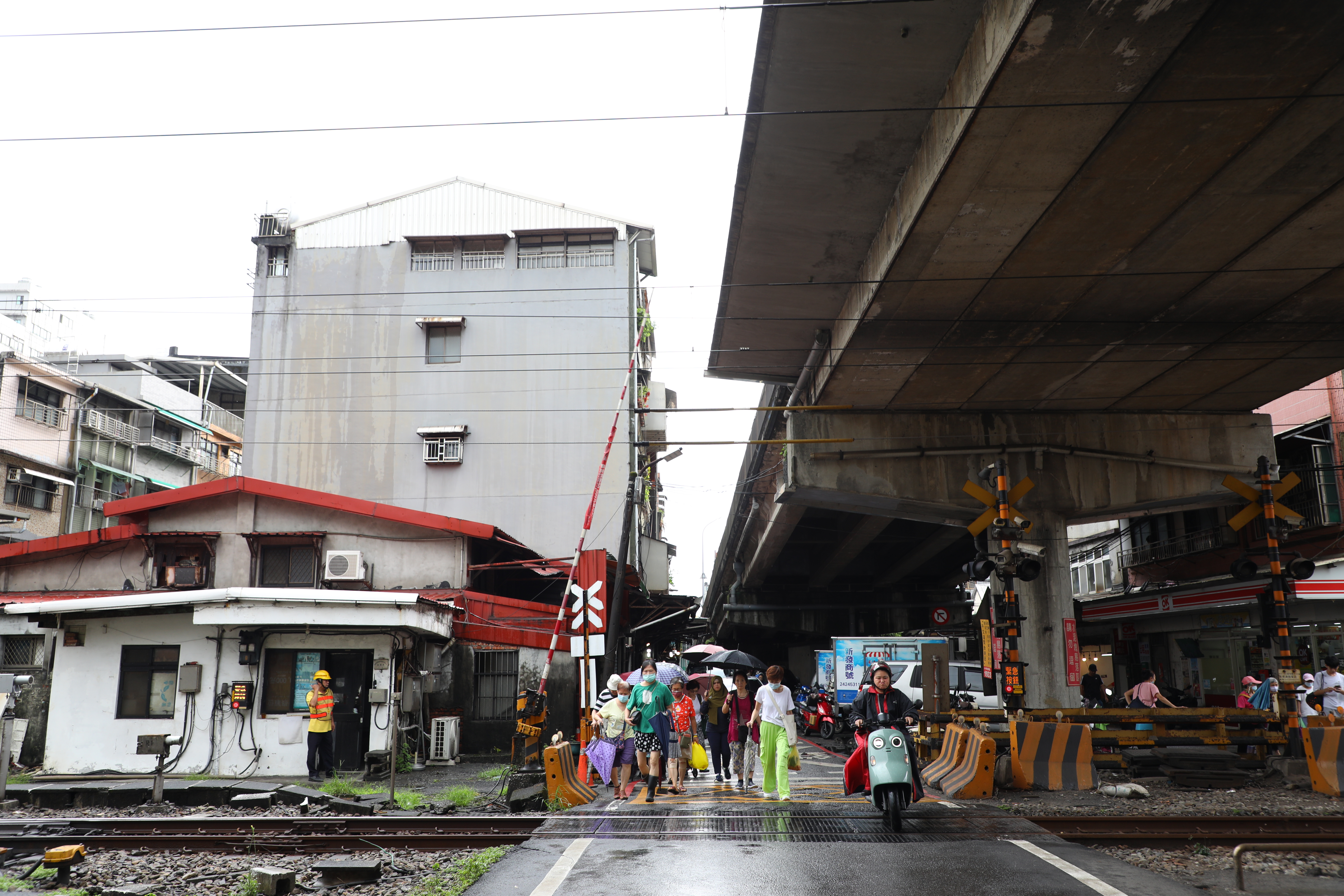 正興酥餅店位在成功陸橋底下的成功市場內,不太好找,老闆說直接問當地人「賣餅」的在哪最快。