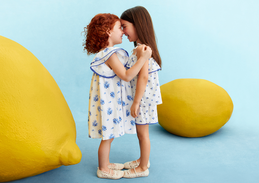 Laura Ashley H&M合作系列。（左）棉質泡泡紗洋裝NT$999（右）2件組棉質圖案套裝NT$999（H&M提供）       