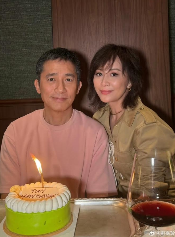 劉嘉玲與影帝老公梁朝偉互信互愛。（翻攝自劉嘉玲微博）