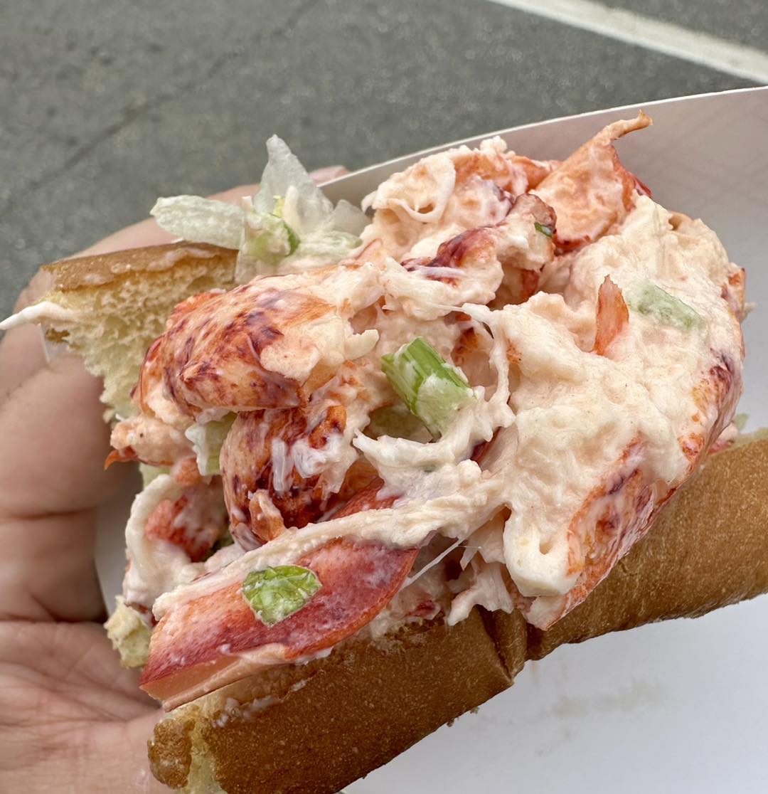 龍蝦堡分量不少，熱量十足。（翻攝Hampton Beach Seafood Festival臉書）