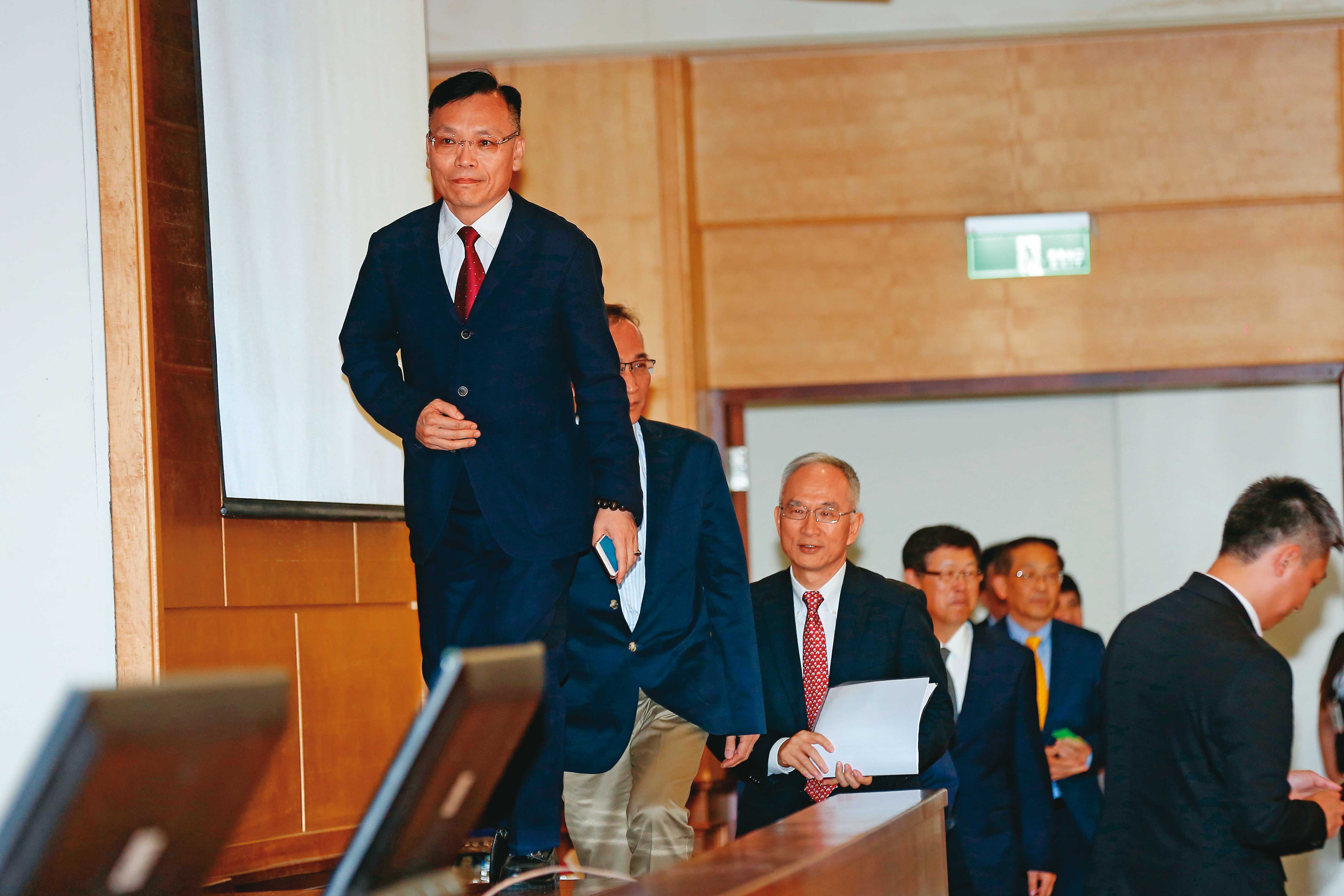 鴻海日本通的E事業群總經理林忠正，傳出是接任首棒輪值CEO的人選。