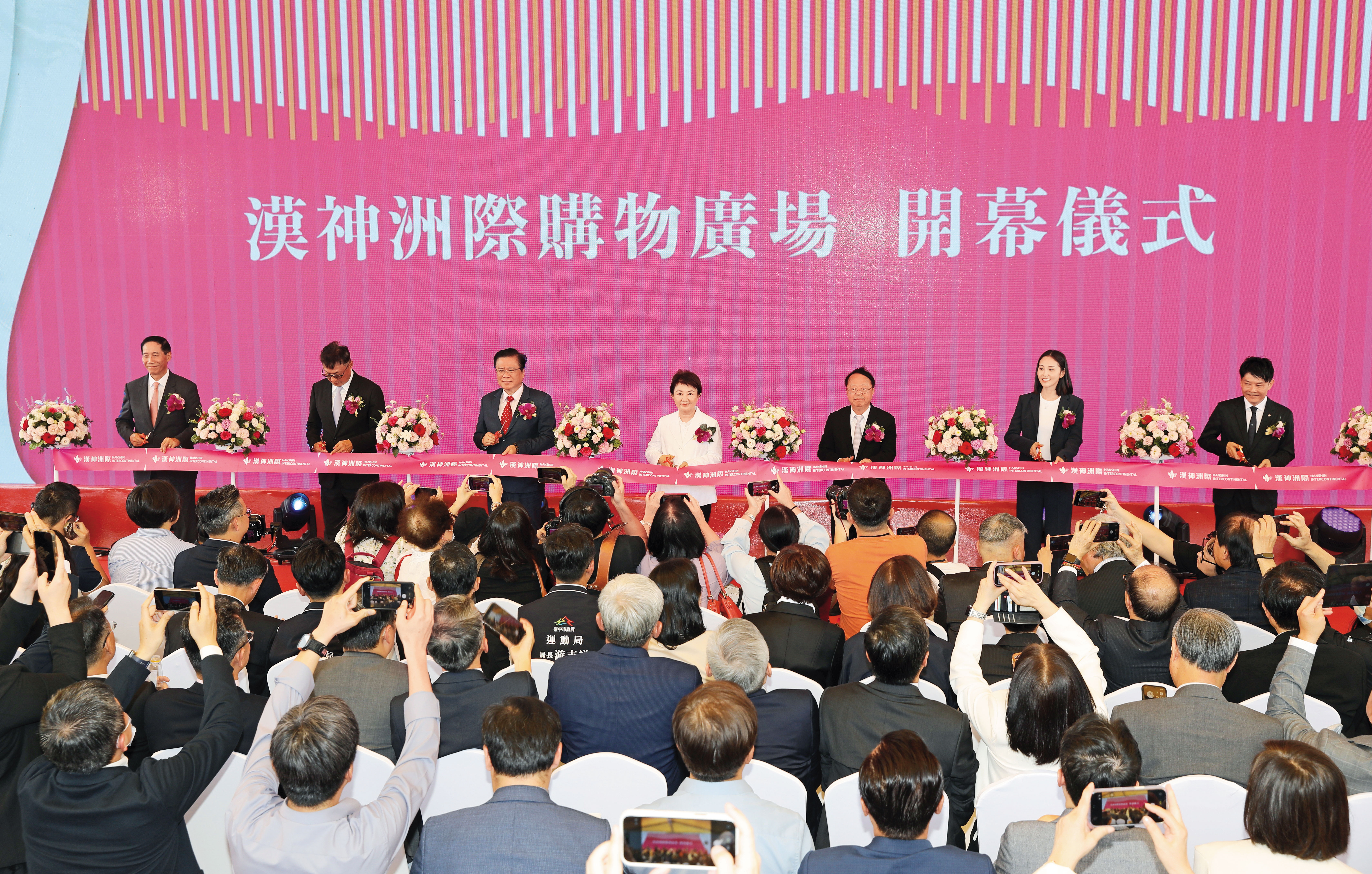 侯西峰表示,台中漢神購物中心是第三代旗艦店,未來以年營收為目標,看齊百貨雙雄。