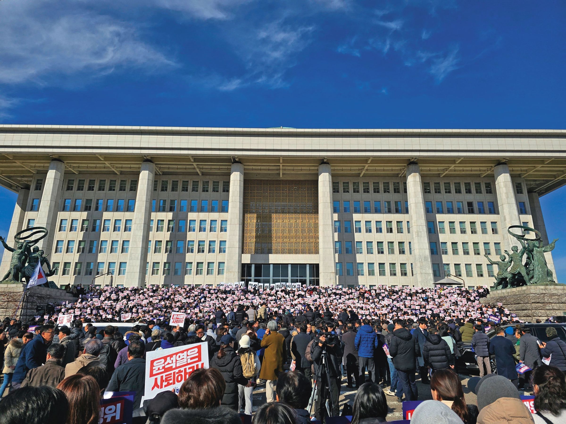 朝野議員全票通過解除戒嚴令,國會外也聚集大批抗議民眾。(東方IC)