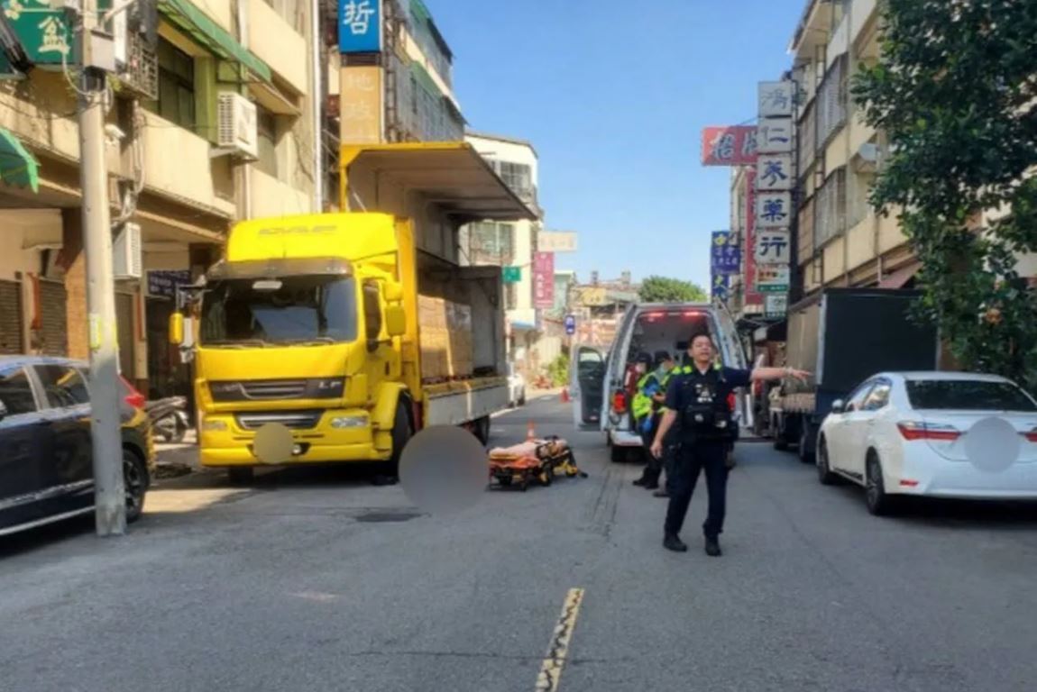 台中市東區今日上午發生騎士撞上堆高機身亡的意外。(翻攝畫面)