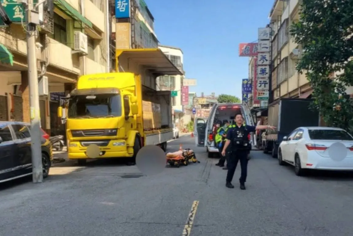 恐怖畫面曝光！堆高機伸牙叉擋路　騎士撞上當場斷頸亡