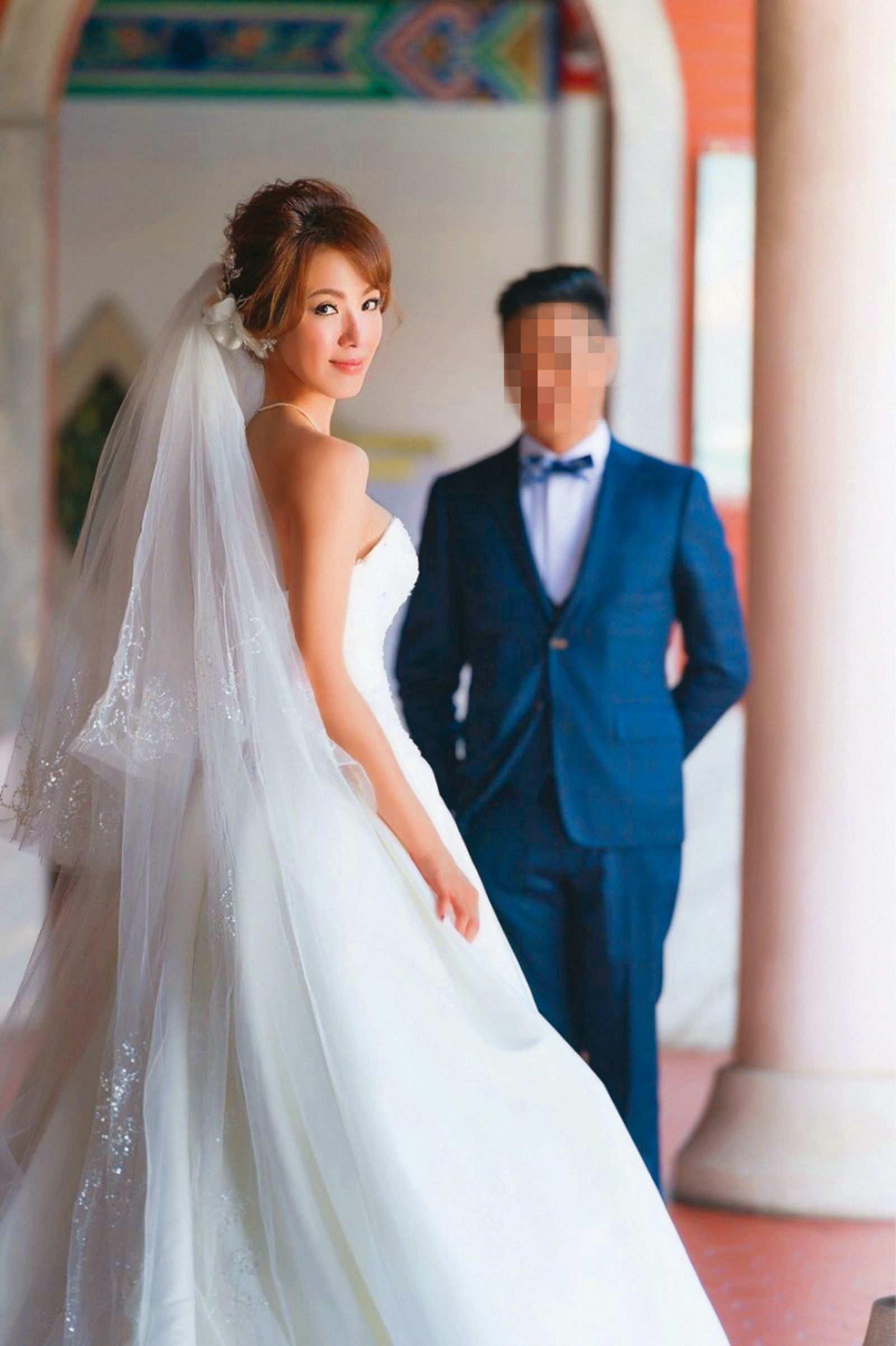 黃瑄（左）和新加坡籍馬卡龍先生交往1個月互訂終身，婚後育有1子。（民視提供）