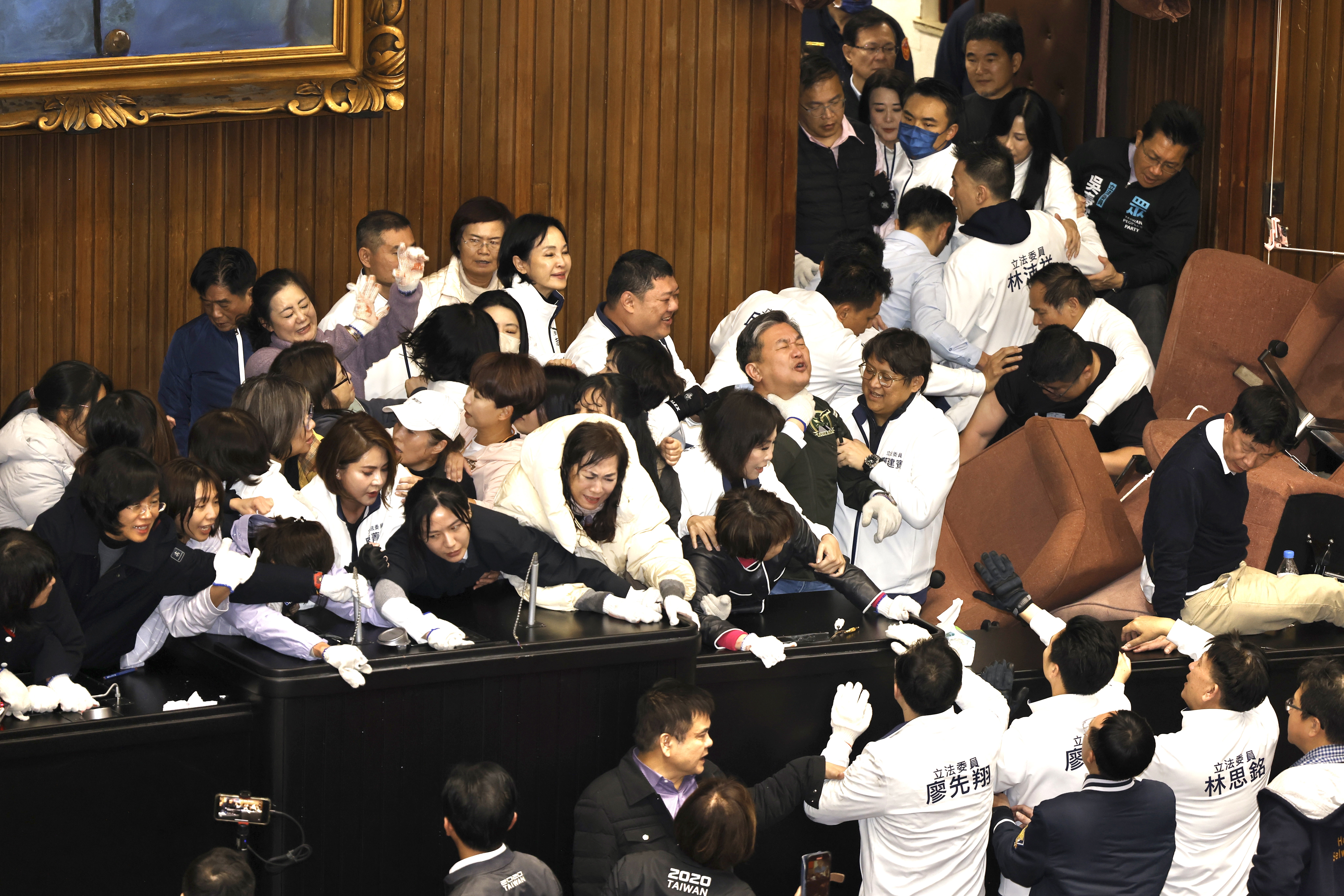 藍白立委挾人數優勢衝進議場並將民進黨立委拖出主席台。