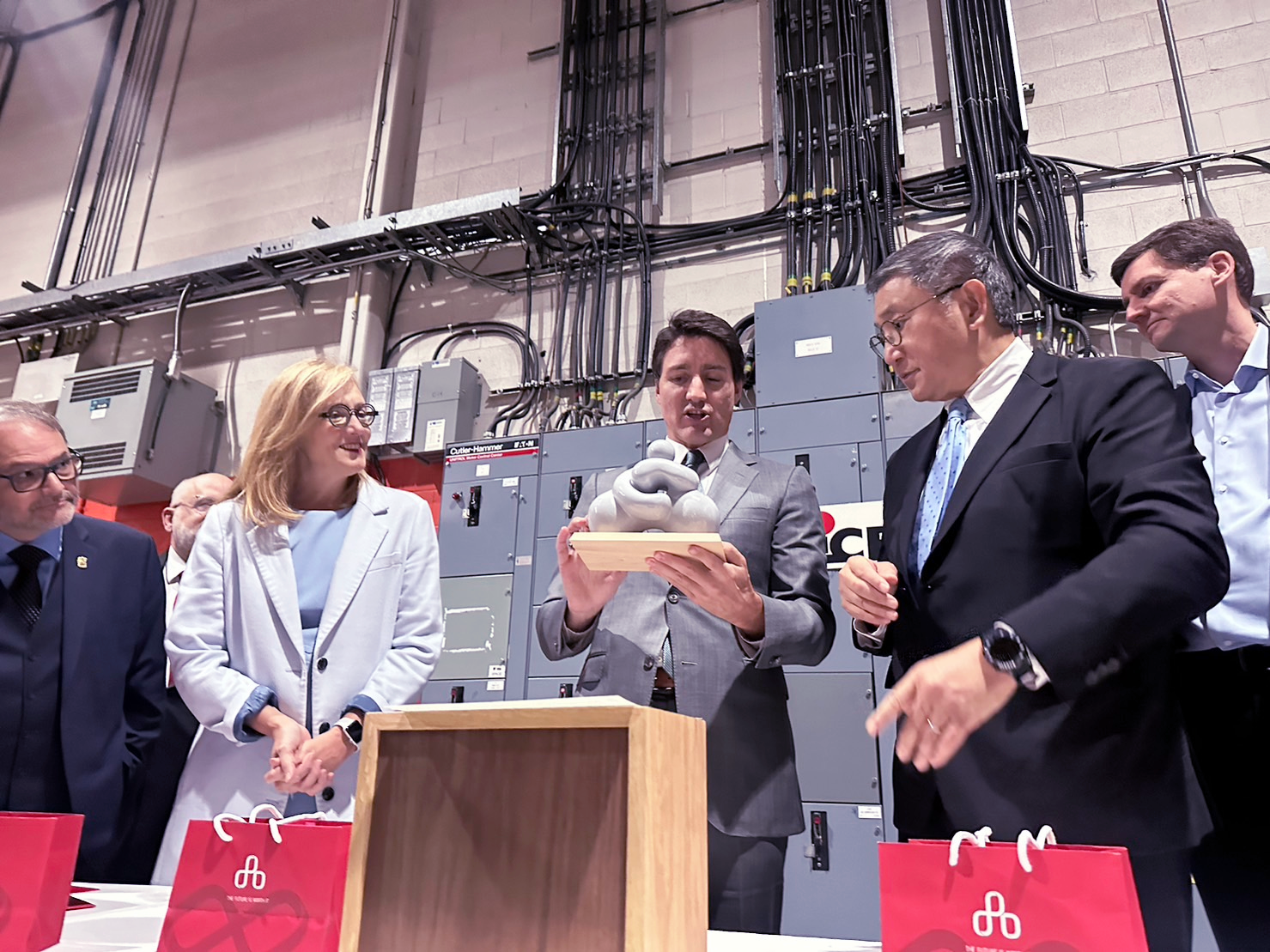 加拿大總理杜魯道（中）親自造訪了能元科技位於溫哥華的基地，並且宣布，加拿大政府將出資支持台泥企業團旗下的能元科技Molicel。（台泥提供）