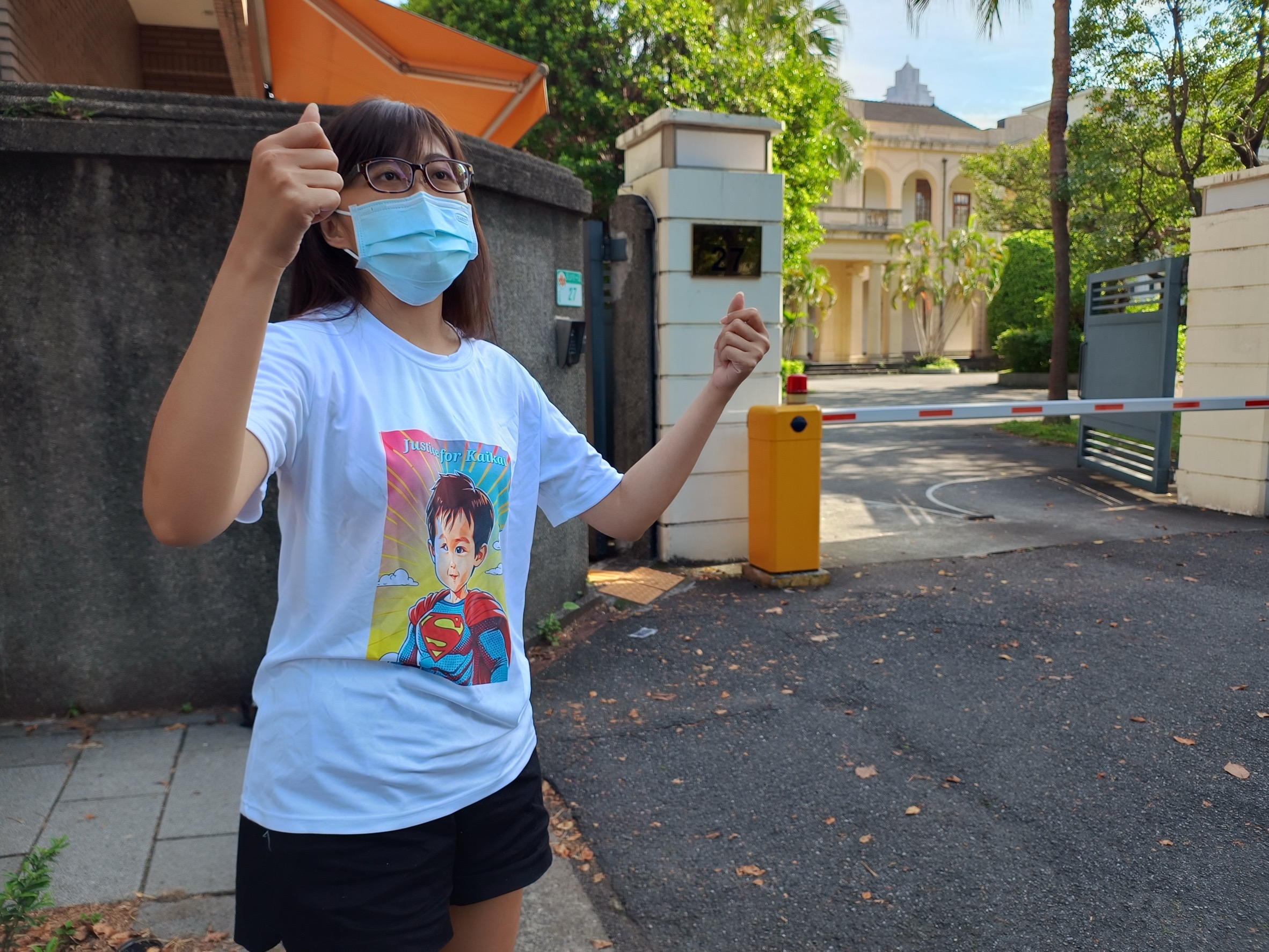 張姓女子穿著「Justice for kaikai」T恤等候旁聽。