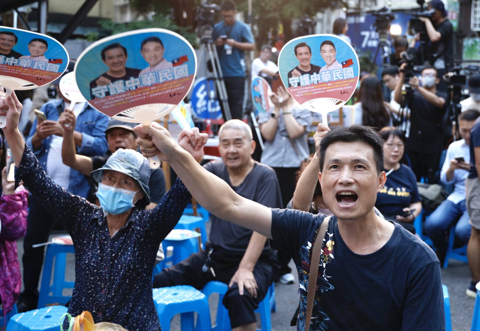 國民黨支持著大聲歡呼。