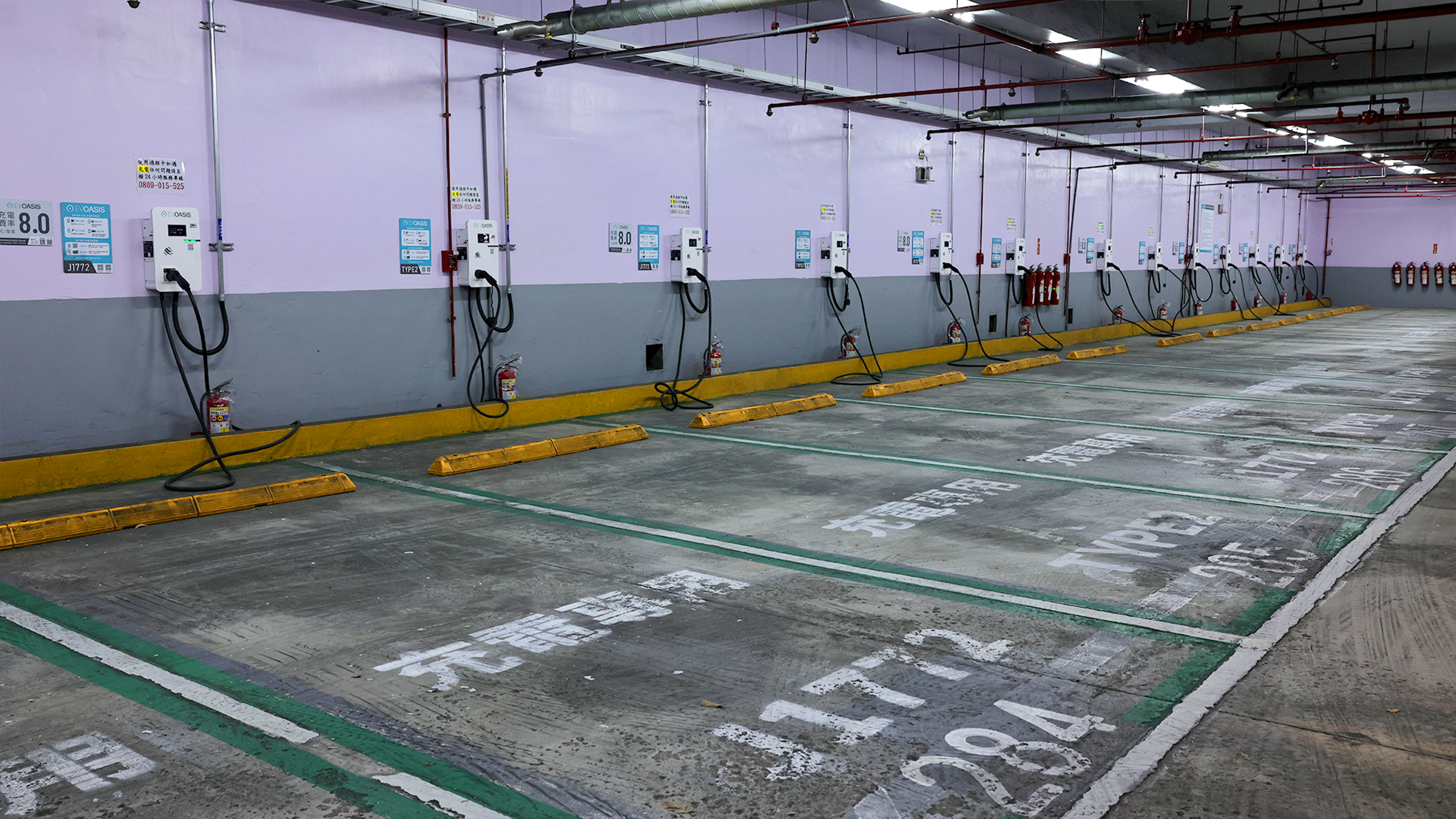 臺北市政府攜手電動車充電品牌龍頭 EVOASIS（源點科技）宣布，全市八大行政區超過 300 支 AC 智能充電樁全面啟用，涵蓋大安、中山、中正、內湖、文山、松山、信義與南港等區，據點集中於人流密集、交通繁忙的公有停車場。