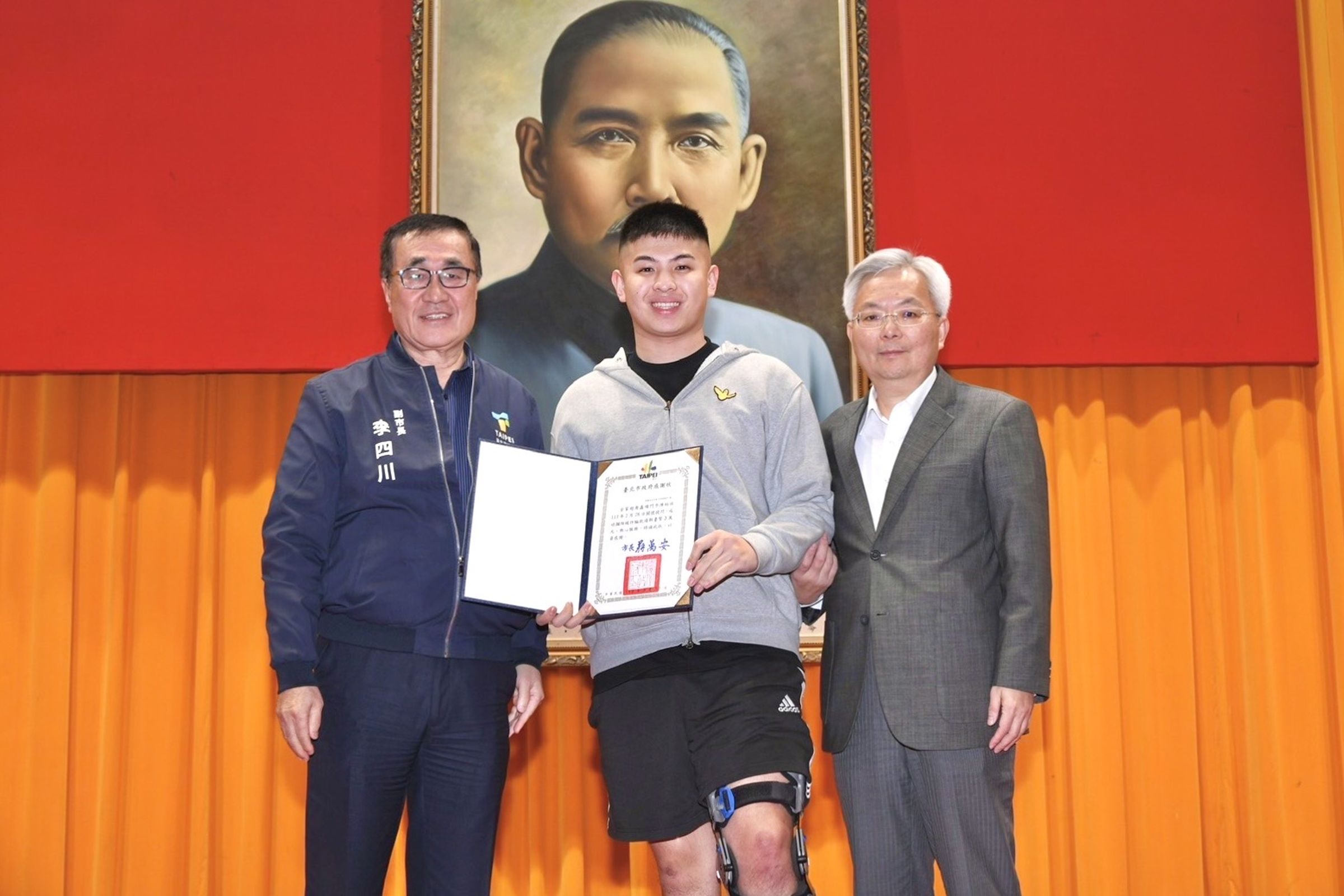 北市副市長李四川（左）與北市警局長張榮興表揚阻詐有功人士。（翻攝畫面）