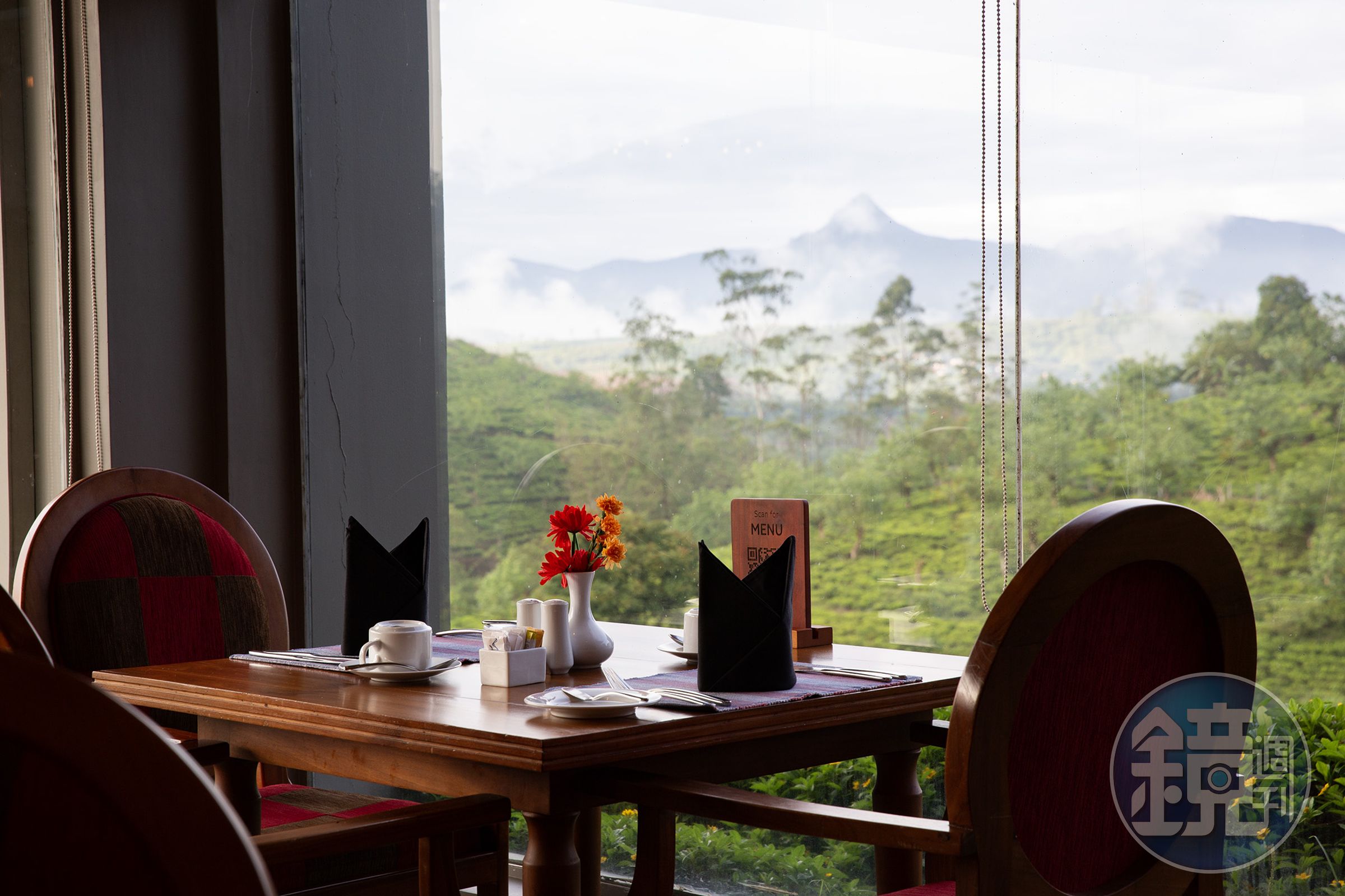 早晨用餐時,能從餐廳的窗外遠眺當地聖山「亞當峰(Adam’s Peak)」。