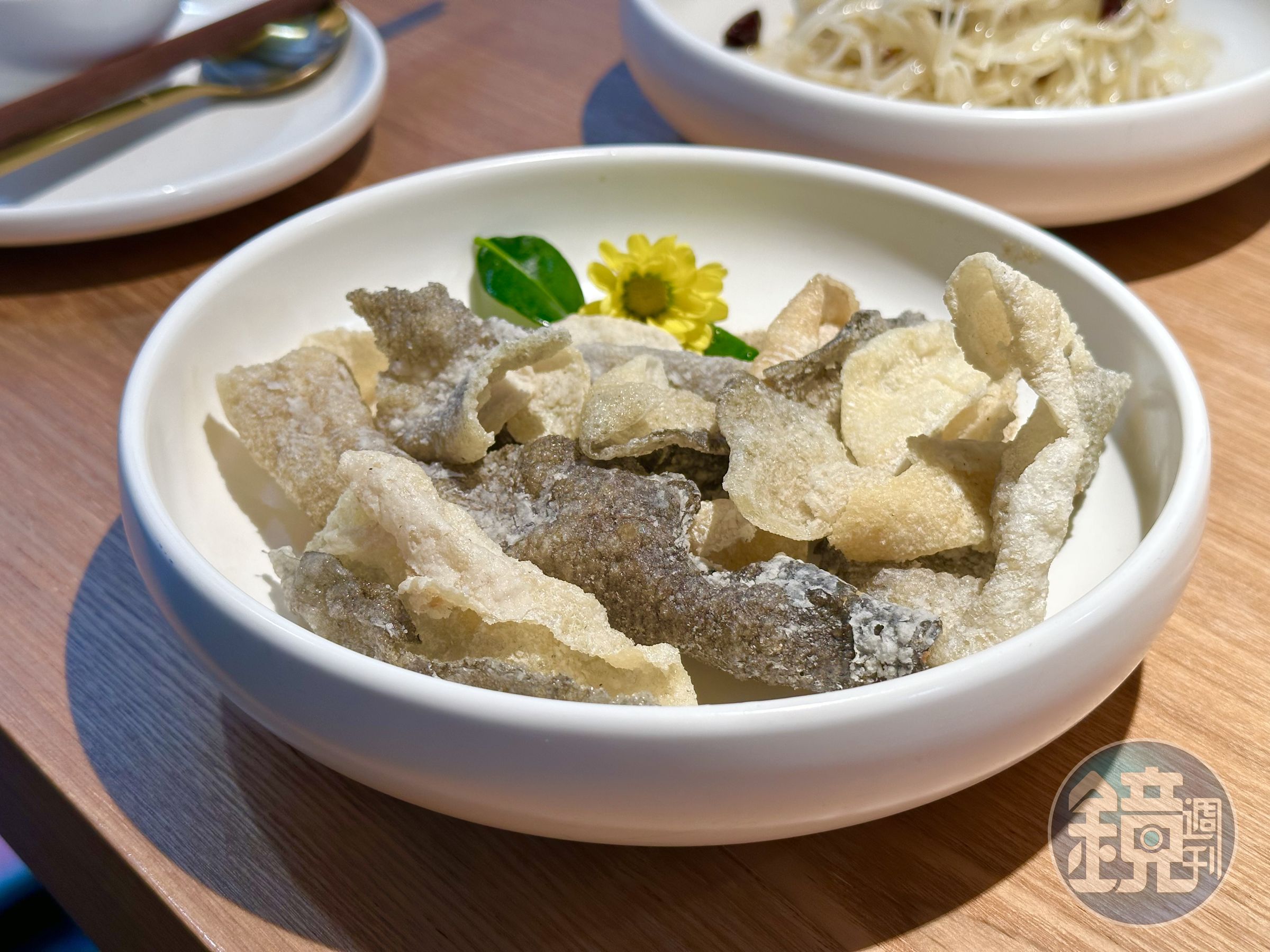 「嘎嘣脆魚皮」直接吃酥脆不油,有魚味但不腥,也可泡進酸菜魚湯裡,增添口感。(158元/份)