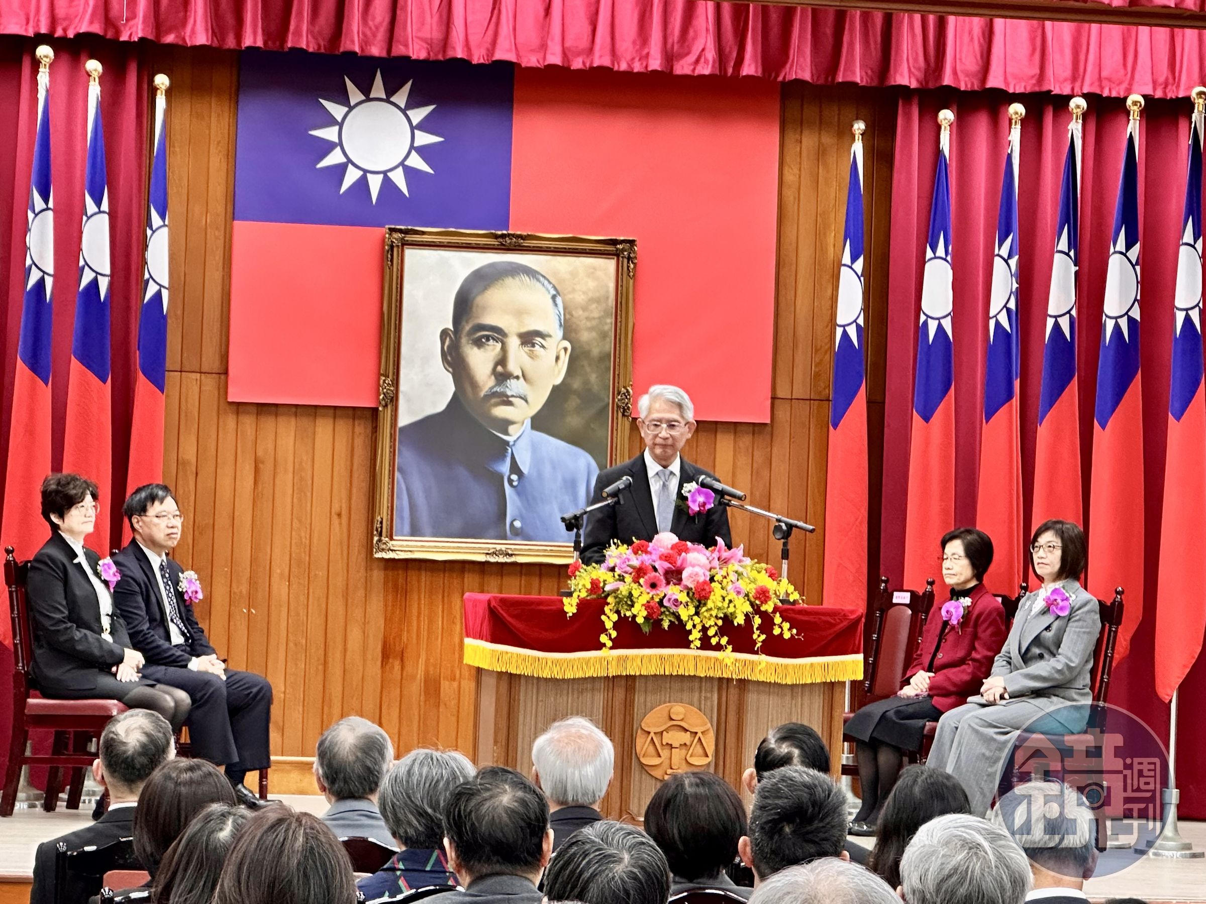 司法院代理院長謝銘洋,主持司法院祕書長高金枝與高院院長王梅英等首長交接典禮。