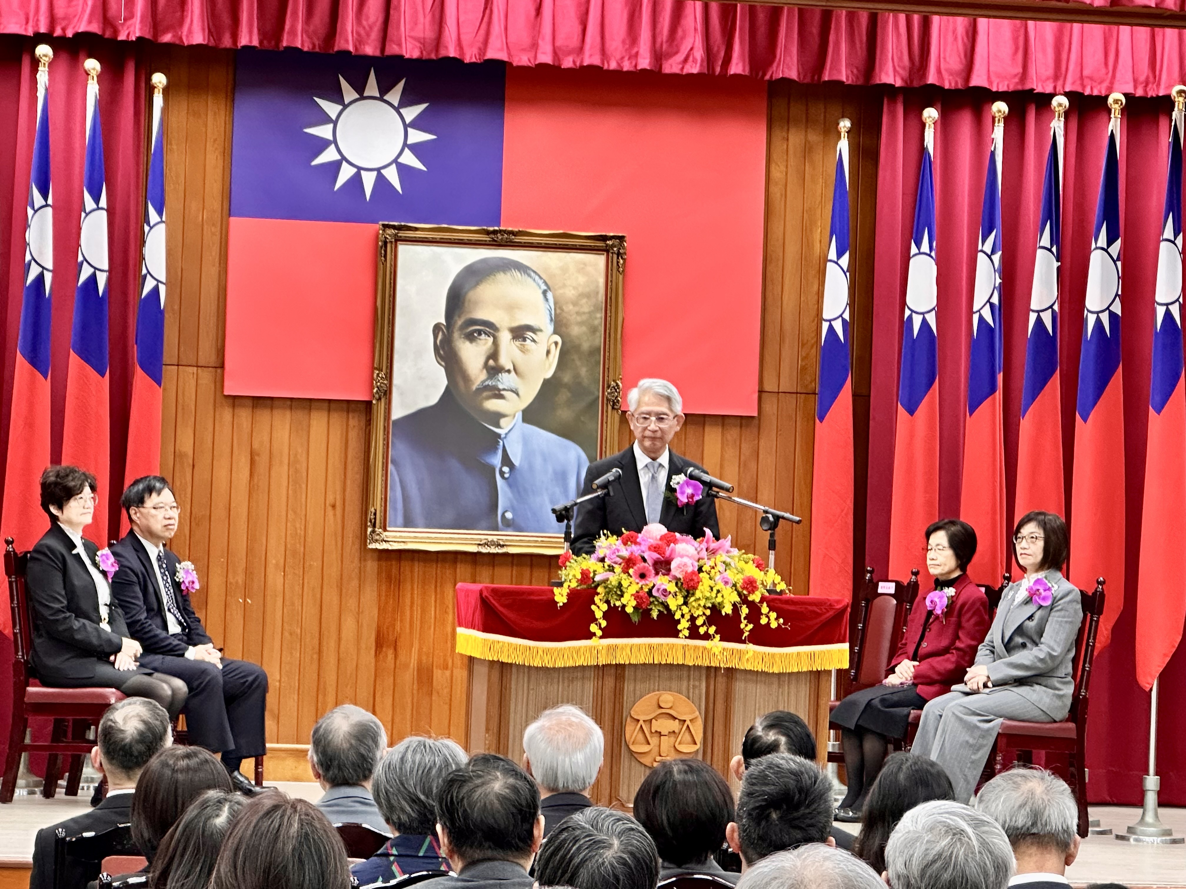 司法院代理院長謝銘洋，主持司法院祕書長高金枝與高院院長王梅英等首長交接典禮。