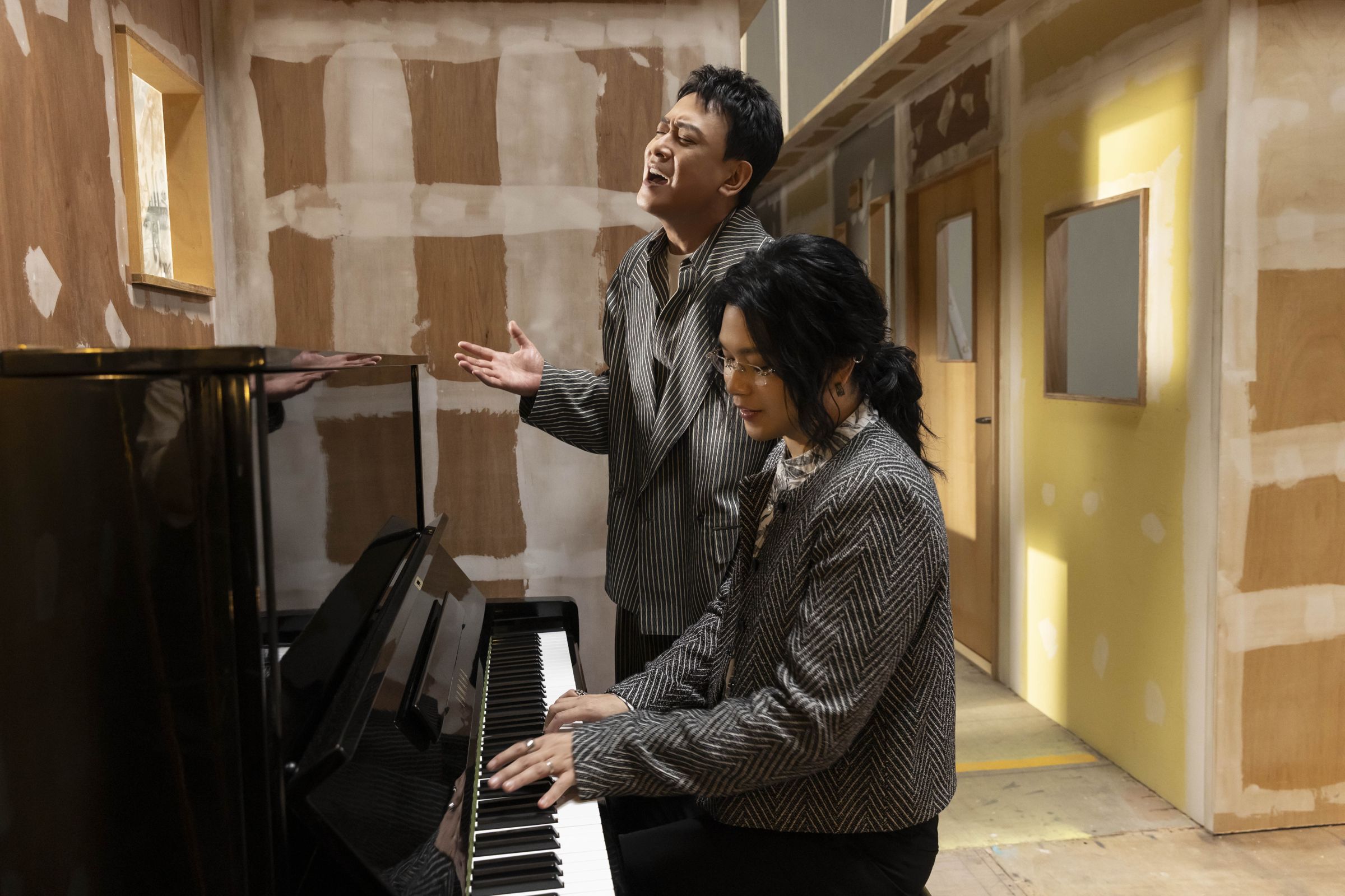 聖皓邀請金曲歌王王識賢合唱〈鹹酸苦汫〉，兩人首度合作閩南語合唱曲。（相信音樂提供）