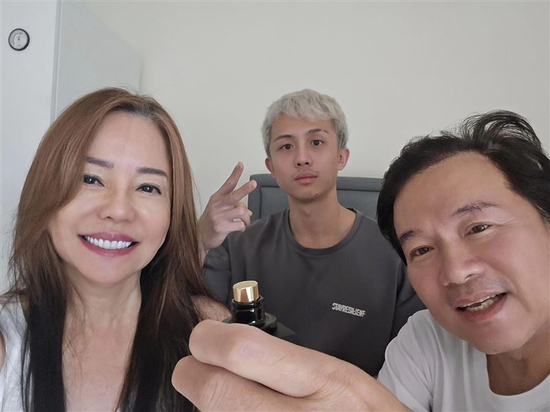 藝人孫鵬(右)與狄鶯(左)之子孫安佐(中)近期因改造槍枝及噴火槍事件遭羈押禁見,引發社會對星二代教育與原生家庭關係的熱烈討論。(翻攝自狄鶯臉書)