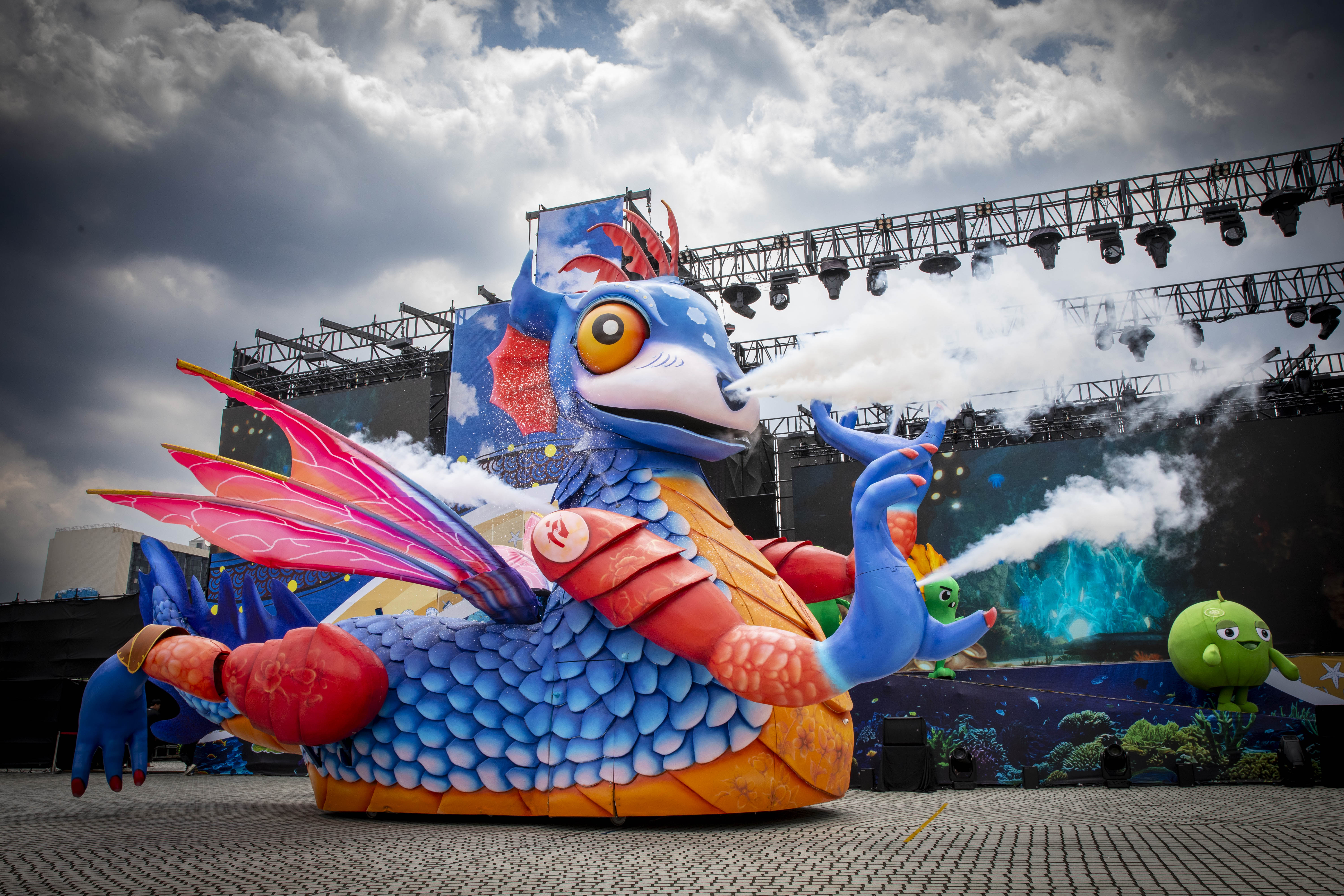 燈怪國王高8公尺、長11公尺，寬4.5公尺，可以前進、後退，眨眼、點頭，還能口吐乾冰、拍動翅膀。