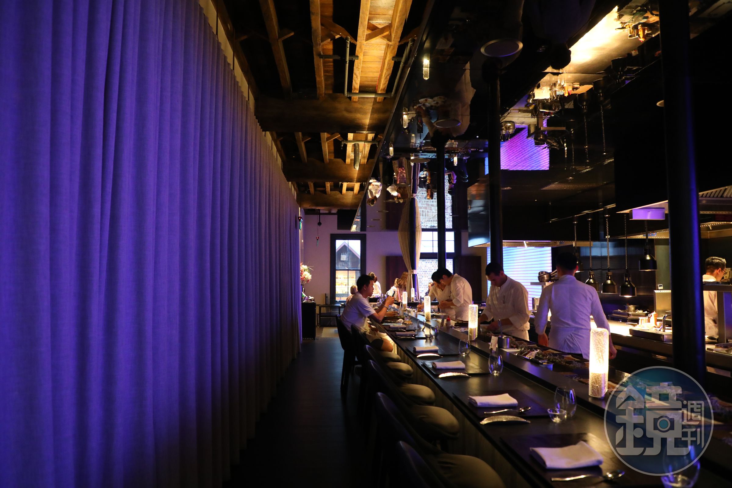 「Garaku雅樂」共有16席吧台位，有如坐進劇院看廚師們現場展演。
