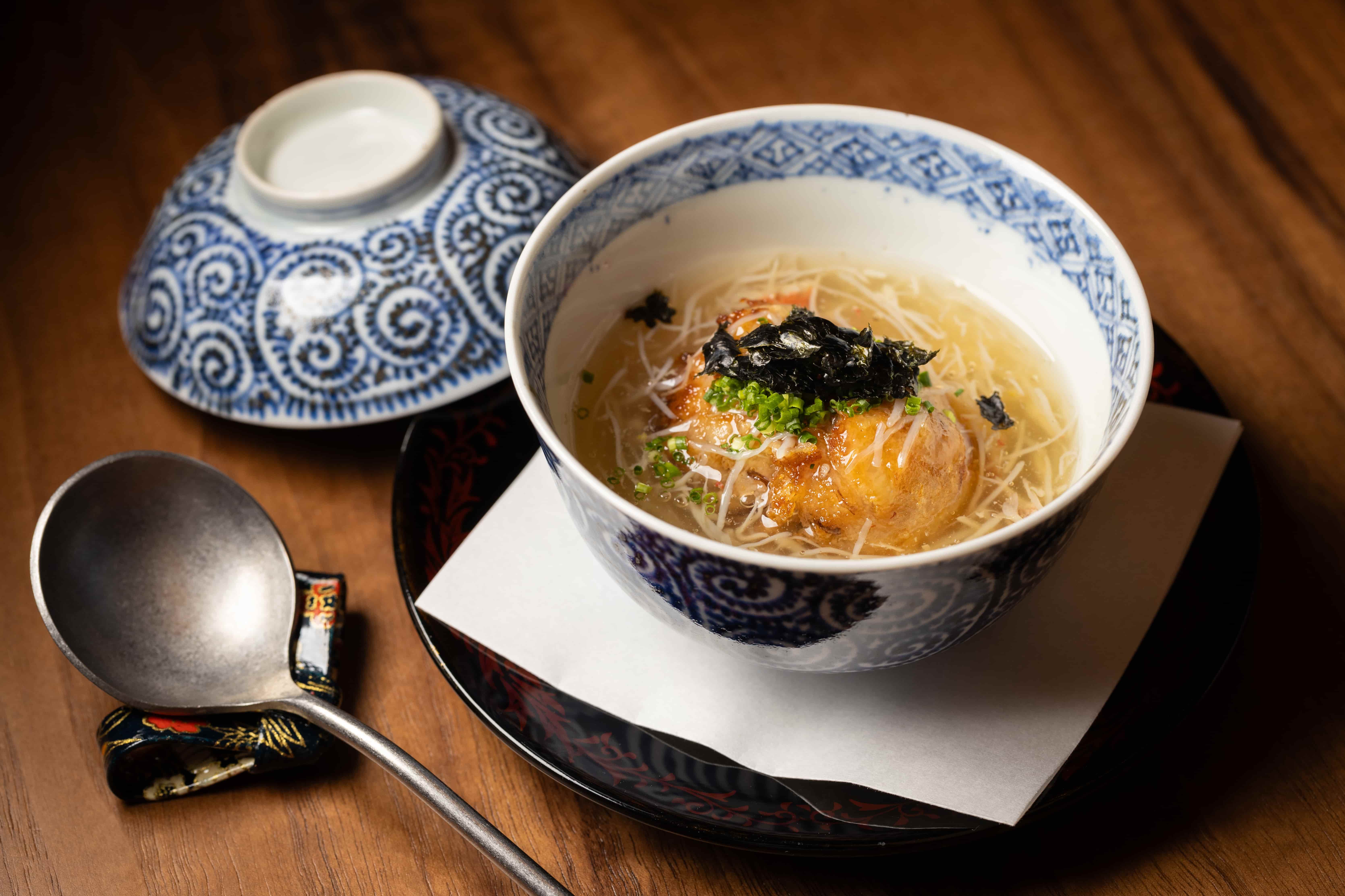 將蓮藕磨成泥為主體搭配特色食材的「蓮根饅頭」，入口後尾韻在嘴裡久久不散，令人回味再三。