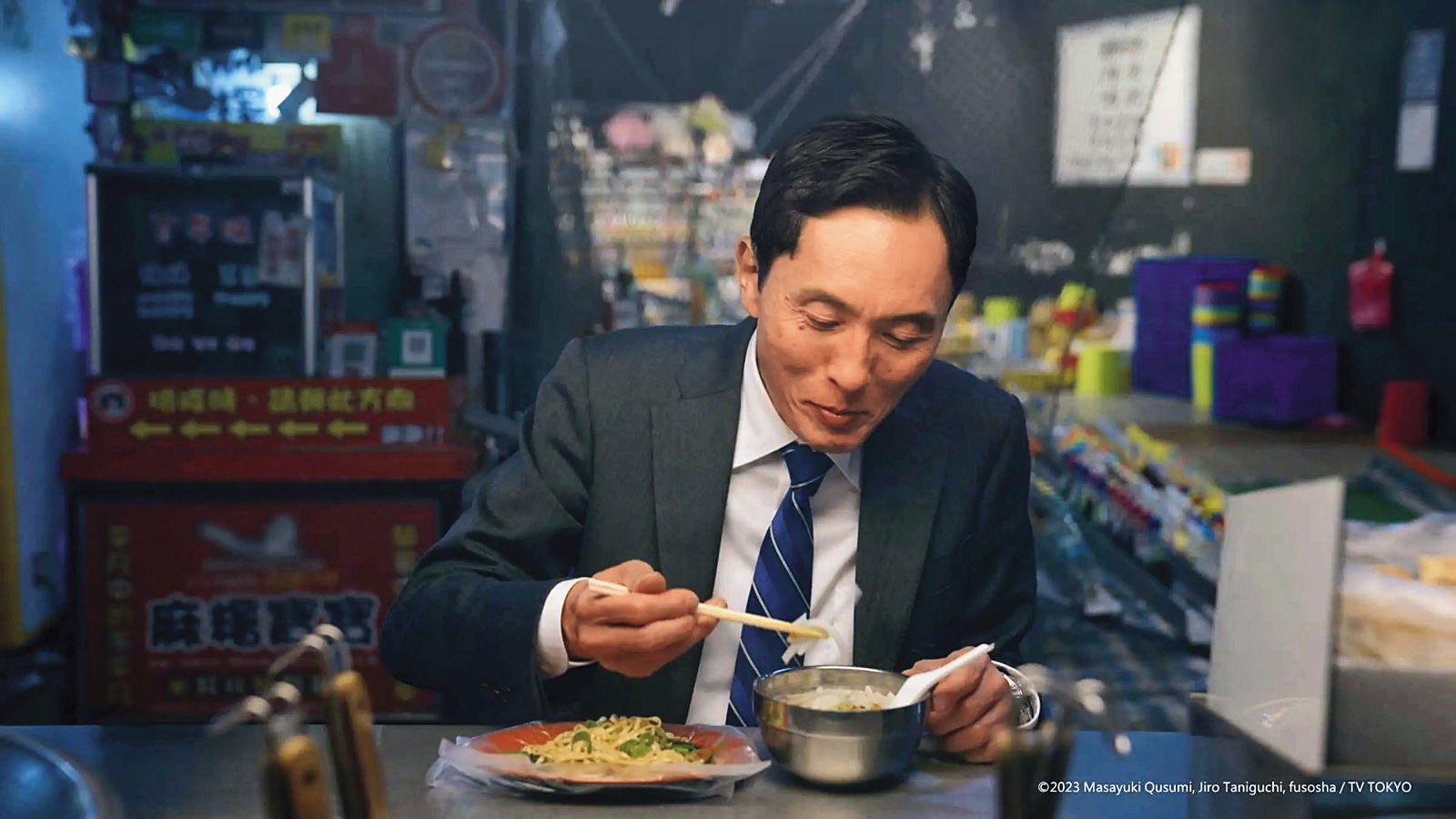 《孤獨的美食家2024跨年特別篇》曾到台北饒河夜市取景,松重豐吃得津津有味。(KKTV提供)
