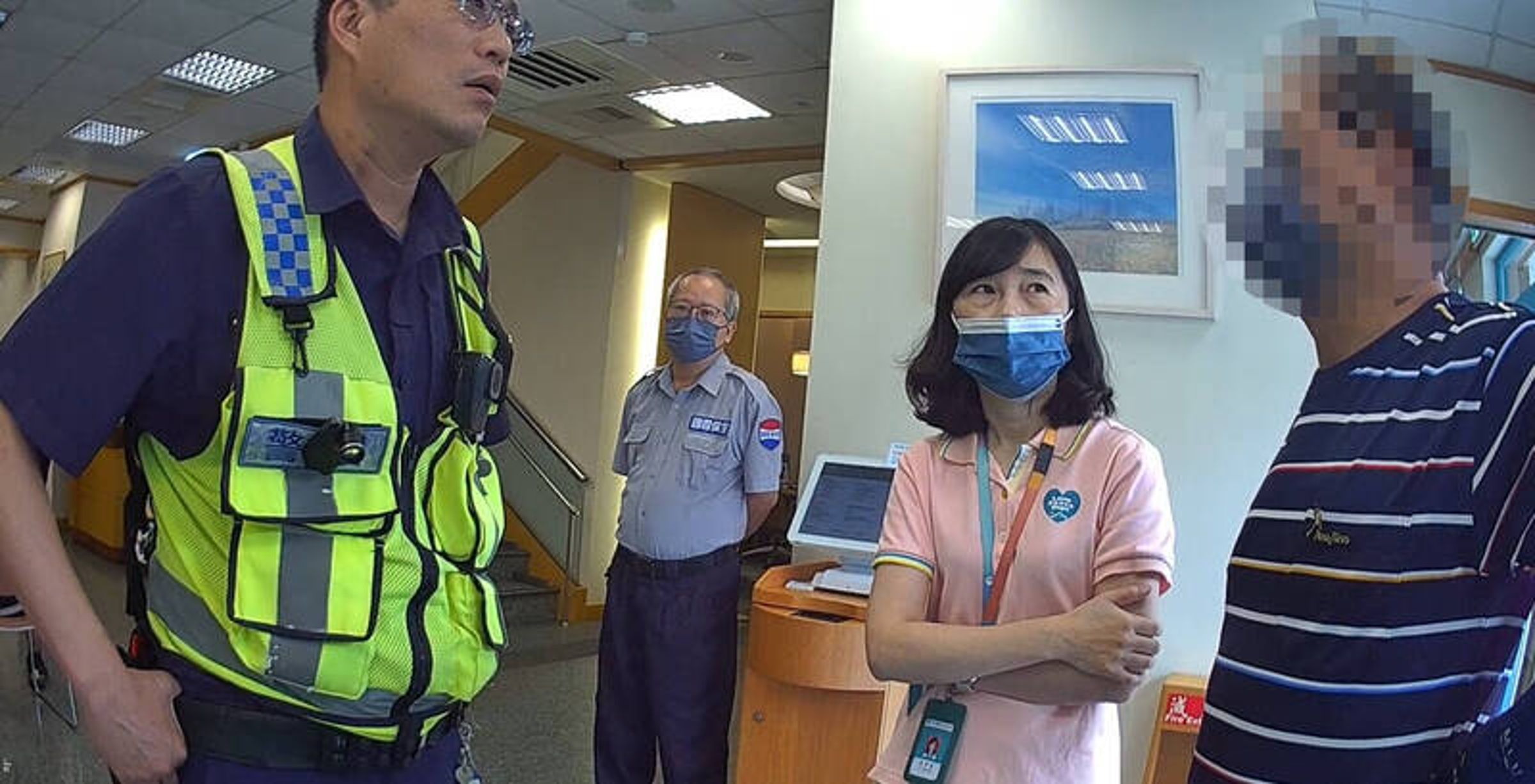 警方勸阻王男匯款，告訴他：「借錢給他（張男）就是害他」。（翻攝畫面）