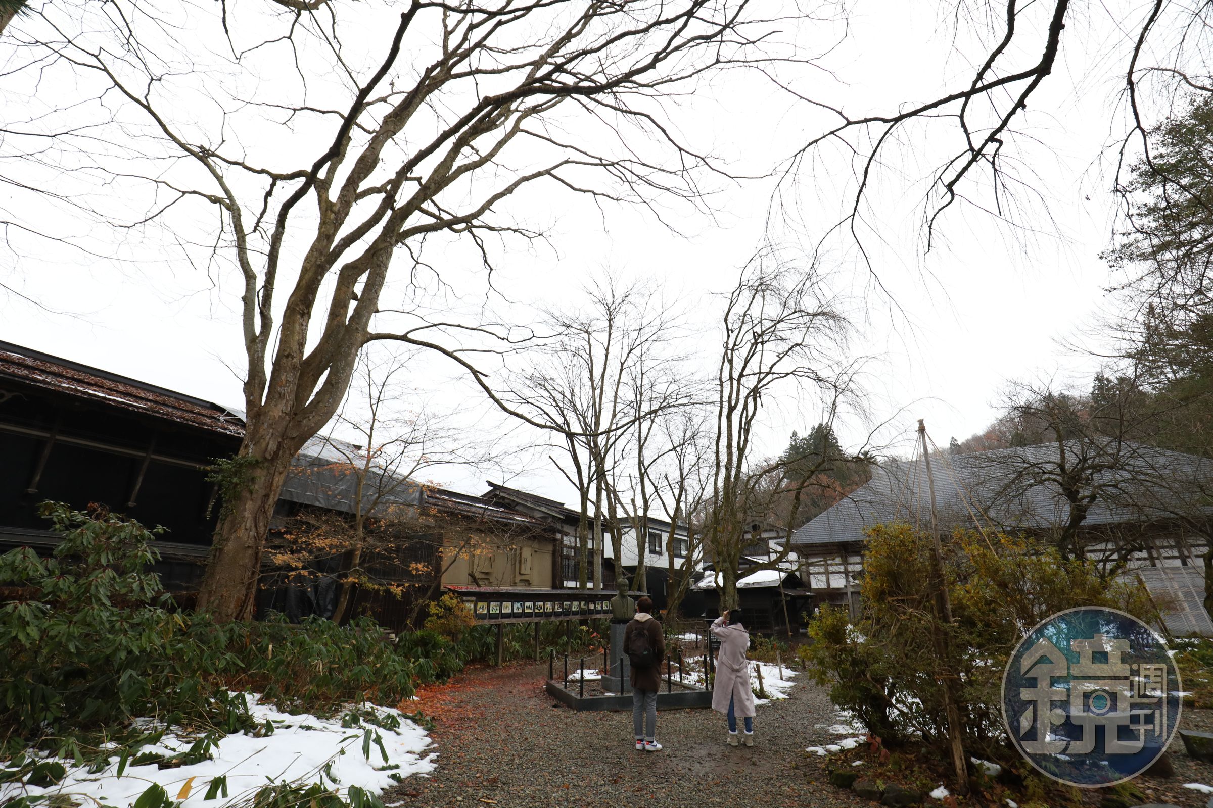 庭院中央矗立角館武士兼西洋畫家小田野直武的雕像，他曾繪製日本第一張人體解剖圖。