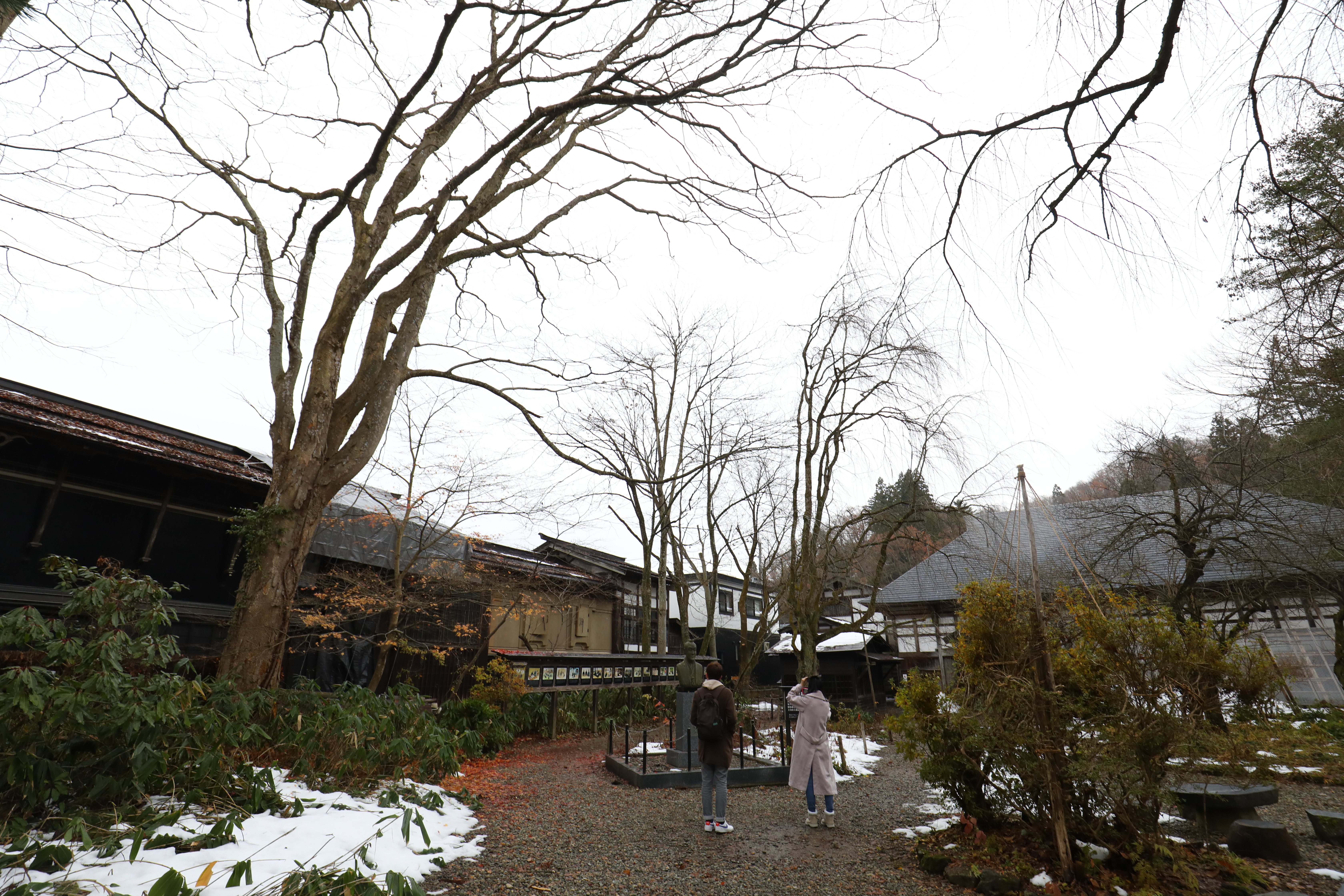 庭院中央矗立角館武士兼西洋畫家小田野直武的雕像,他曾繪製日本第一張人體解剖圖。