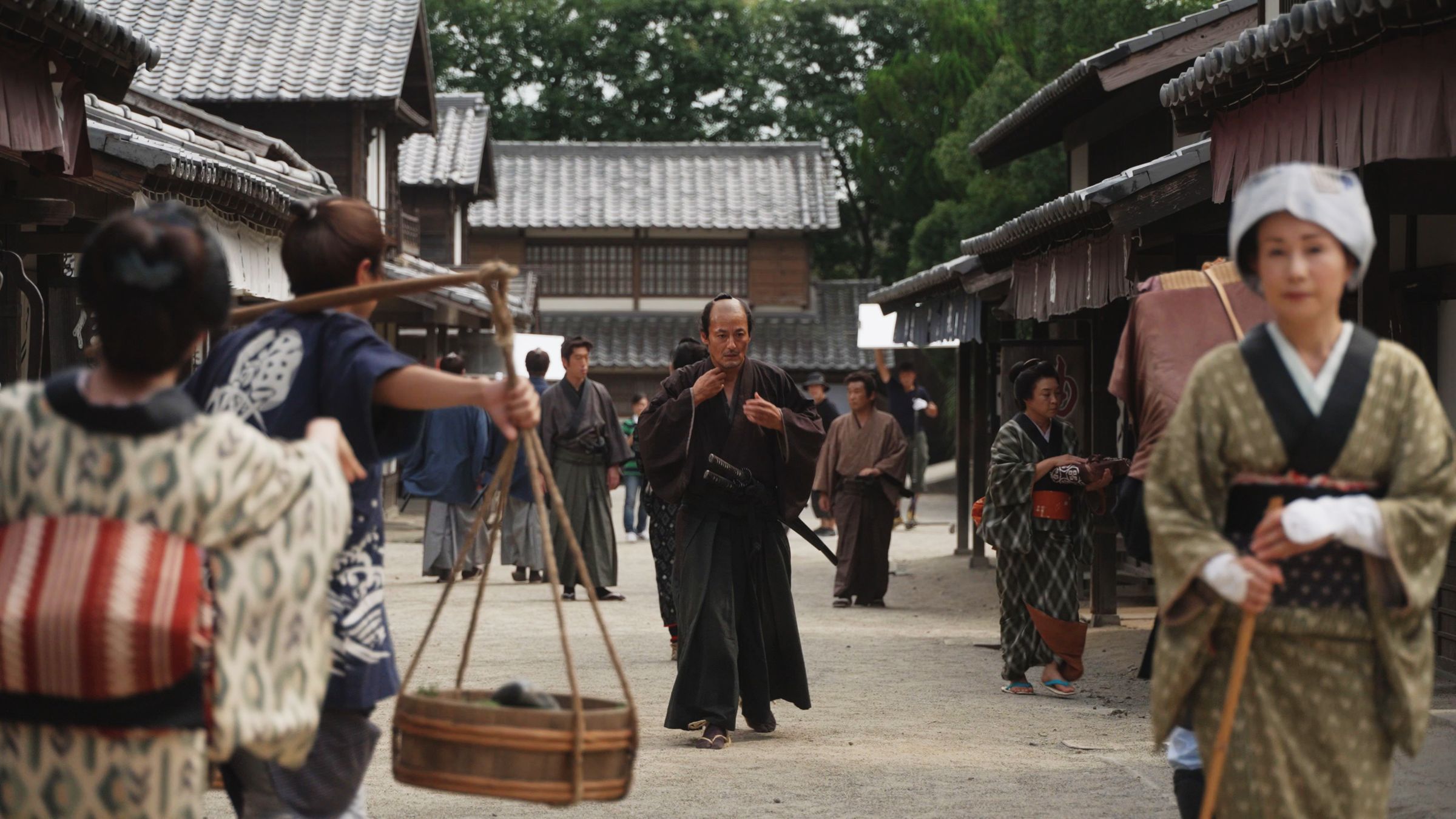 《超時空武士》故事融合日本時代劇,因製作預算低在片場許多工作人員都得身兼多職。(光年映畫提供)
