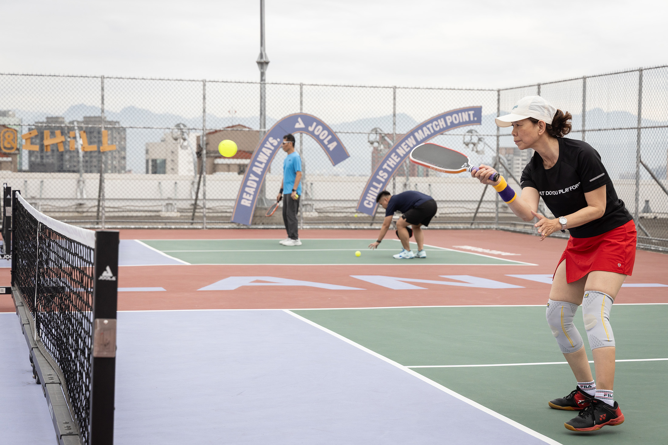 台中美感漫遊4／草悟道天際線揮拍！誠品頂樓「高空匹克球場」超Chill運動空間　打完球轉身就能喝一杯