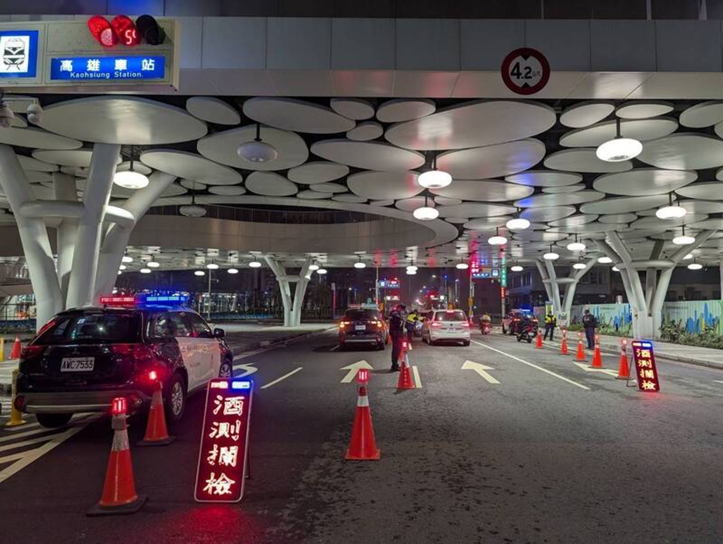 高雄市警方祭出多重措施,確保執法無死角。(高雄市交通大隊提供)