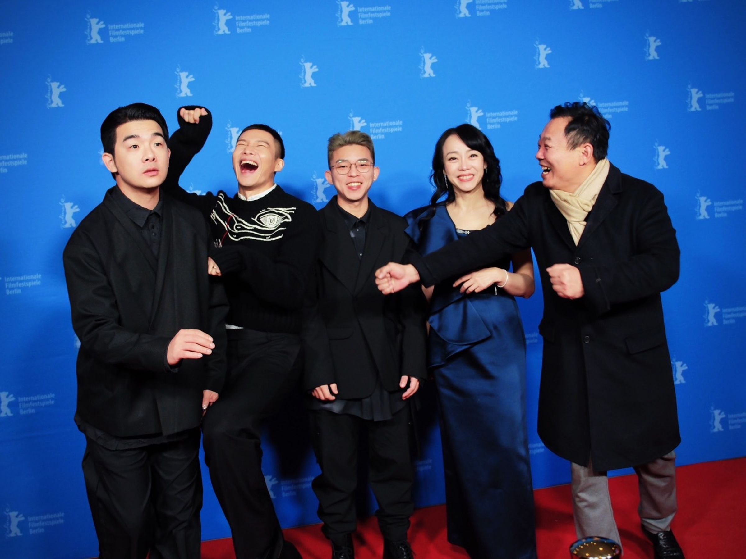 (左至右)胡瑋杰、黃冠智、導演朱平、范瑞君、鄭志偉連袂現身《愛作歹》在柏林影展的首映。(范瑞君提供)
