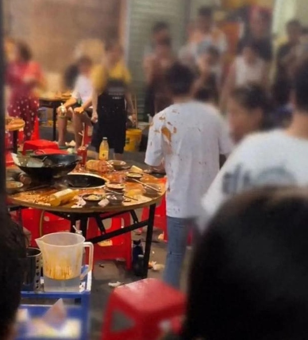 事發當下，9名顧客被濺出的熱湯燙傷。（翻攝自微博）