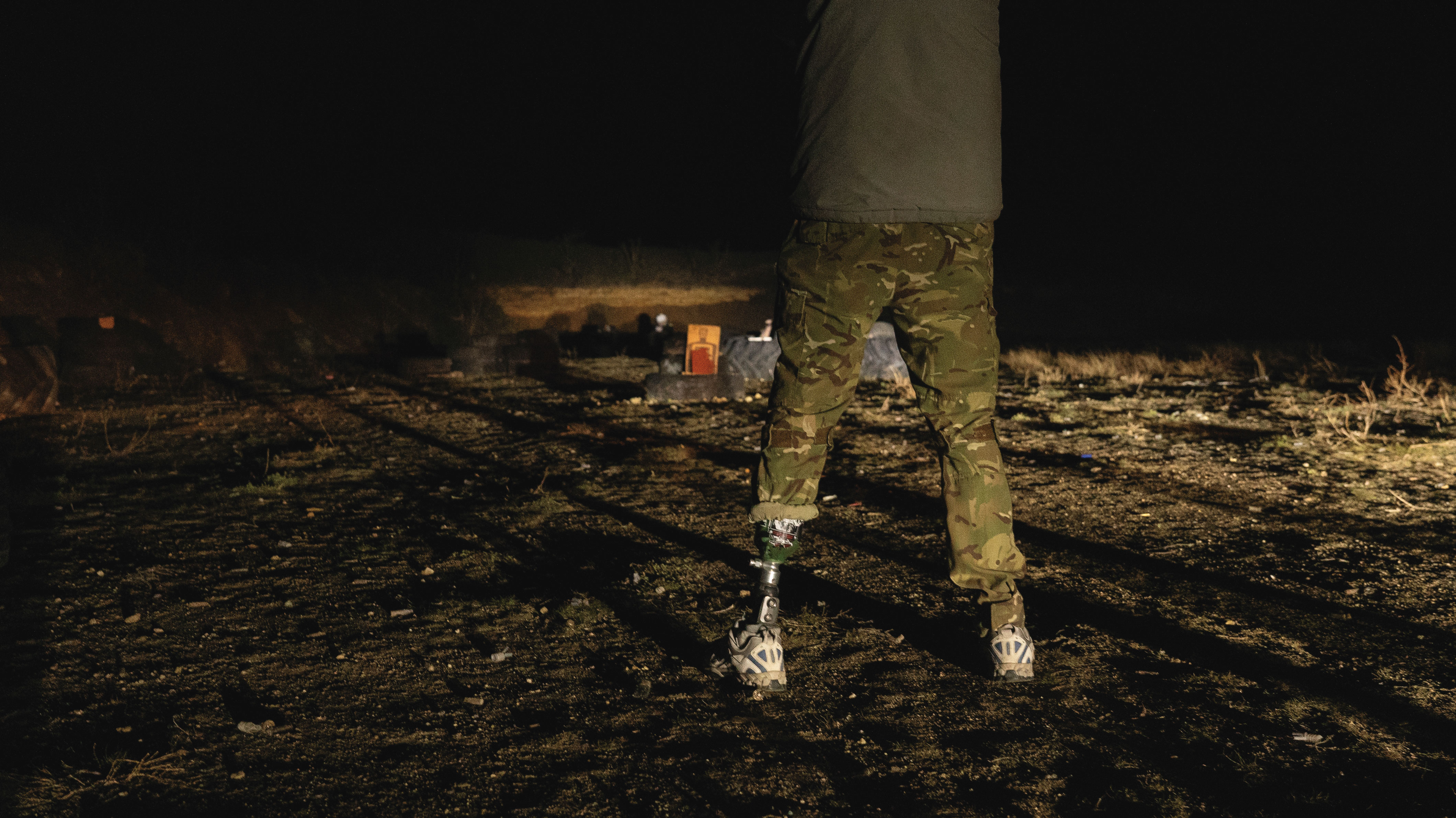 代號「大黃蜂」的施梅，是烏克蘭國防部情報總局（GUR）的特工，正進行夜間射擊訓練。他從2014年開始擔任志願軍，曾是海軍陸戰隊員，2022年在一次偵查任務中因地雷失去一條腿。復健後，他重返GUR的現役崗位。