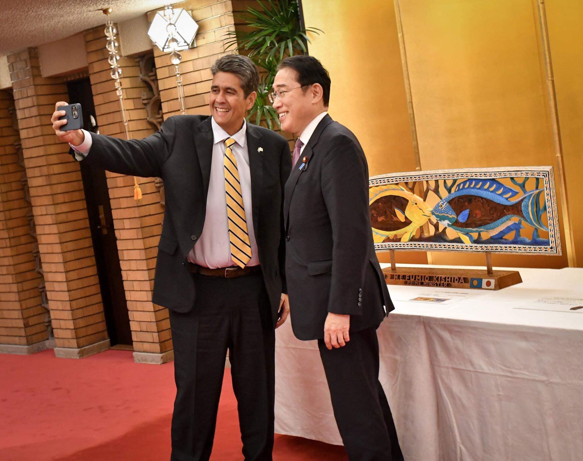帛琉總統惠恕仁(左)近日在日本訪問,與日相岸田文雄會面。(翻攝自帛琉總統府臉書)