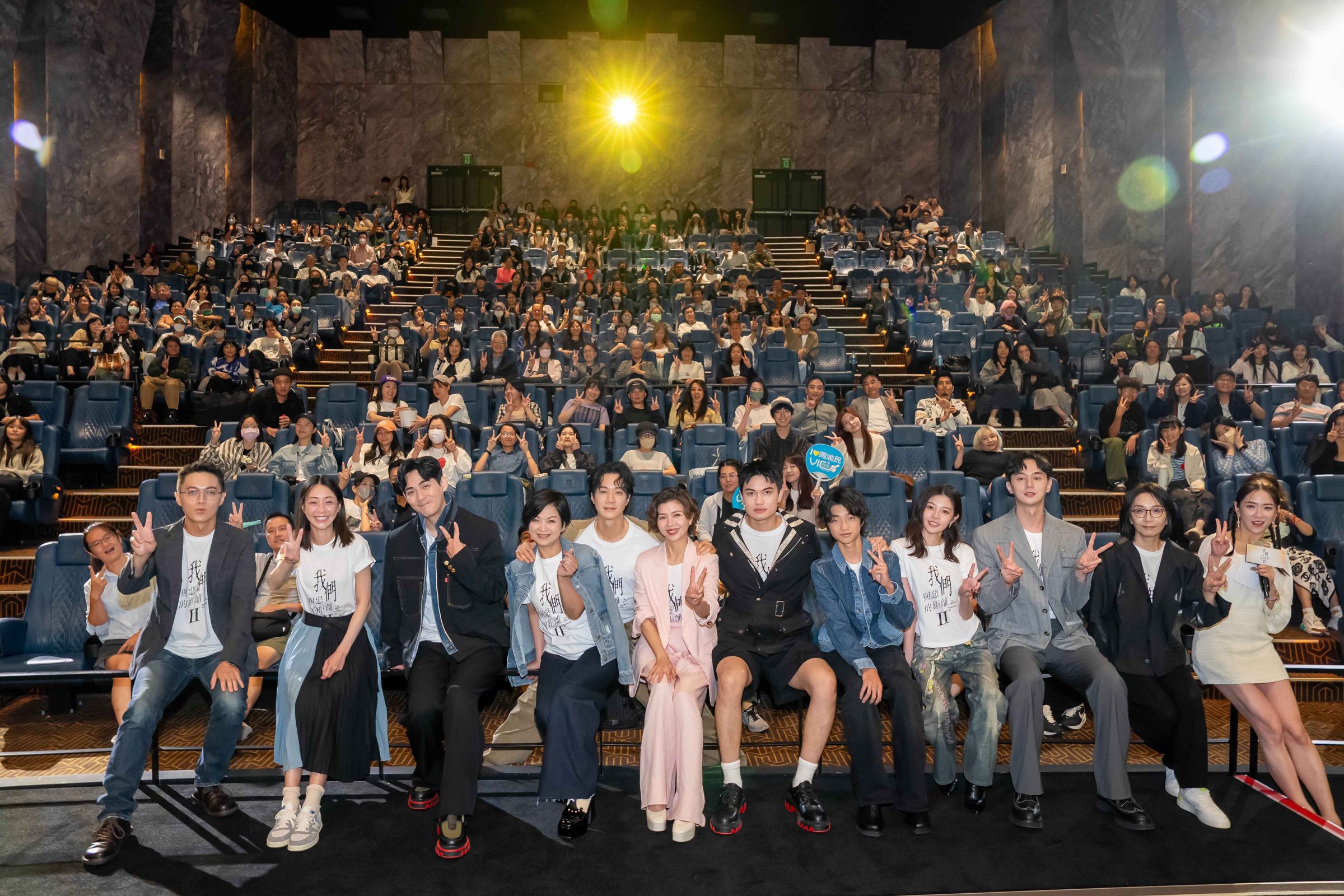 《我們與惡的距離 II》主創與演員群和首映會劇迷大合照。（CATCHPLAY+提供）
