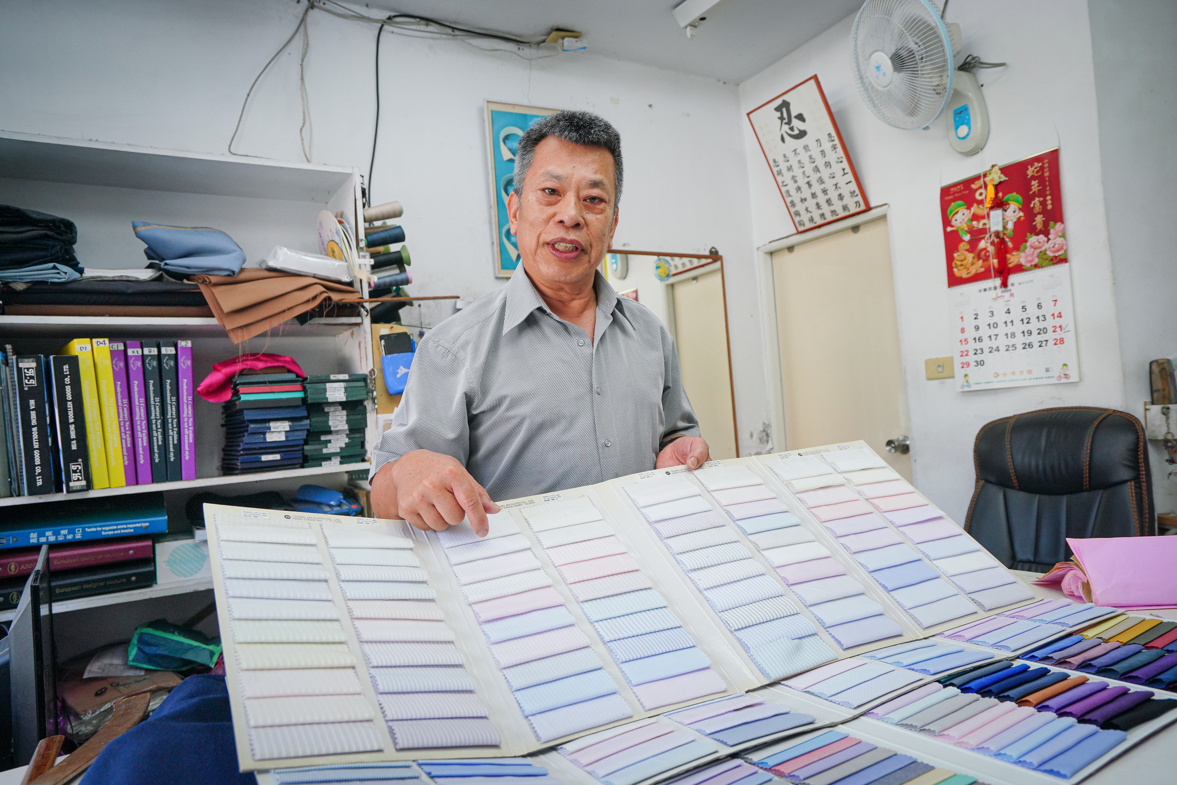 白宮呢絨西服號成功的訣竅,在於細心服務。張秉清詳細為顧客解說布料,常可贏得客人信賴。