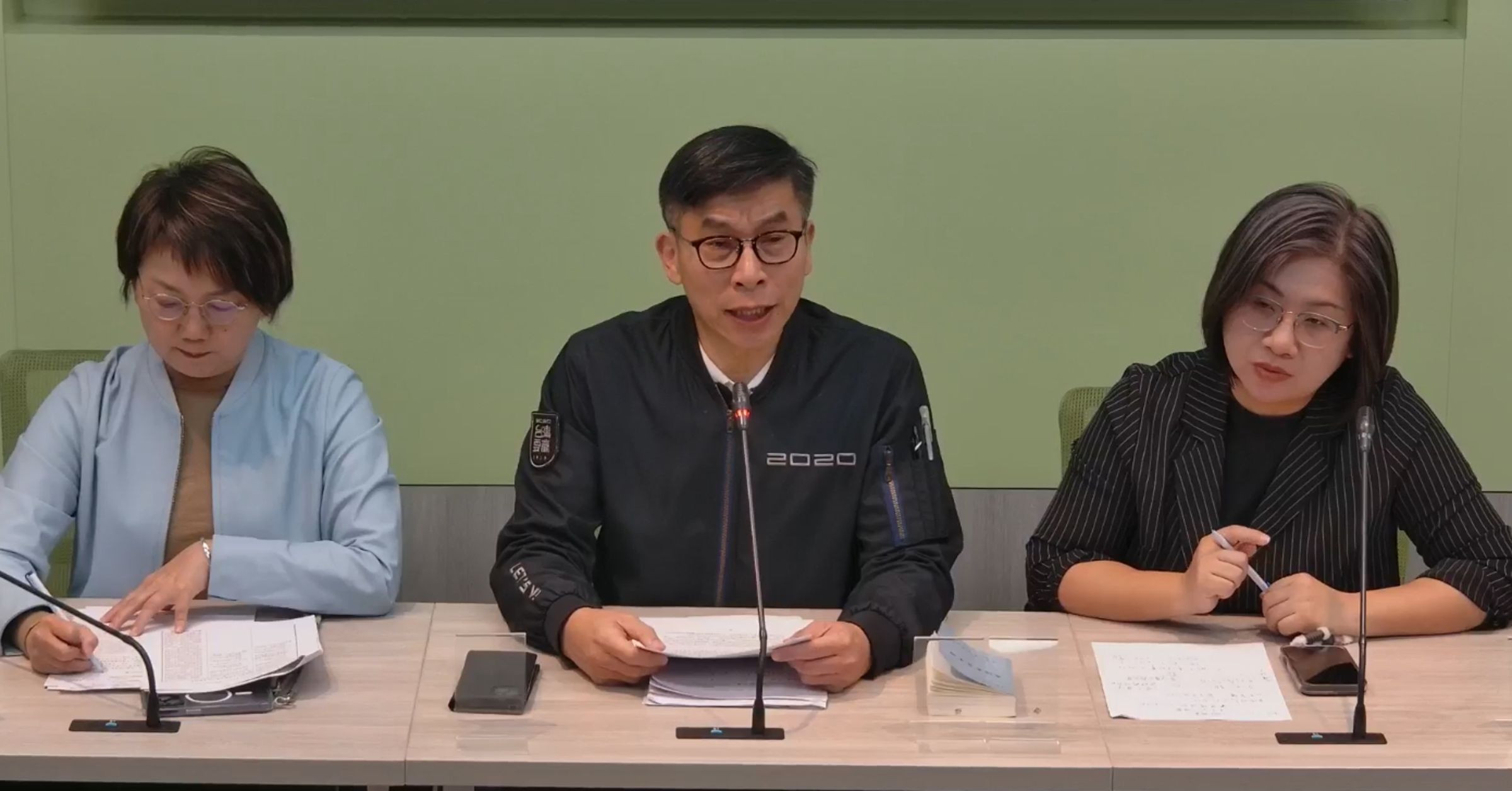 鍾佳濱今在記者會上回應國民黨團提案的看法。(翻攝自民進黨立法院黨團直播)