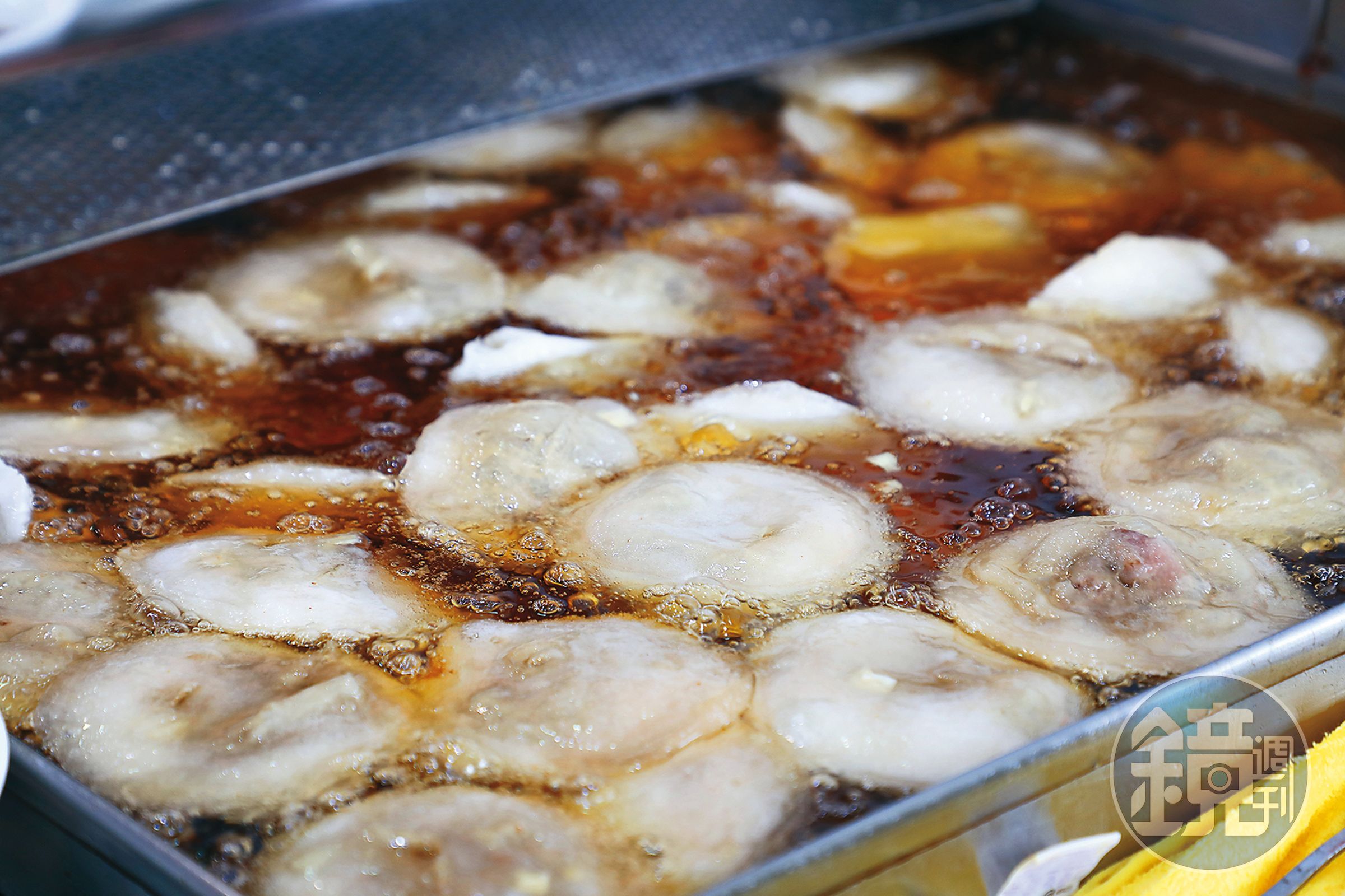 泡在溫油裡的肉圓,口感介於蒸肉圓與炸肉圓之間,軟Q滑嫩易入口。