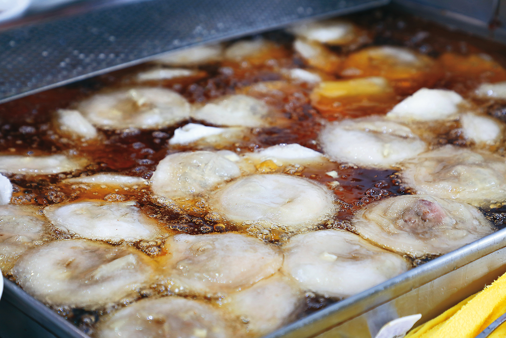 泡在溫油裡的肉圓,口感介於蒸肉圓與炸肉圓之間,軟Q滑嫩易入口。