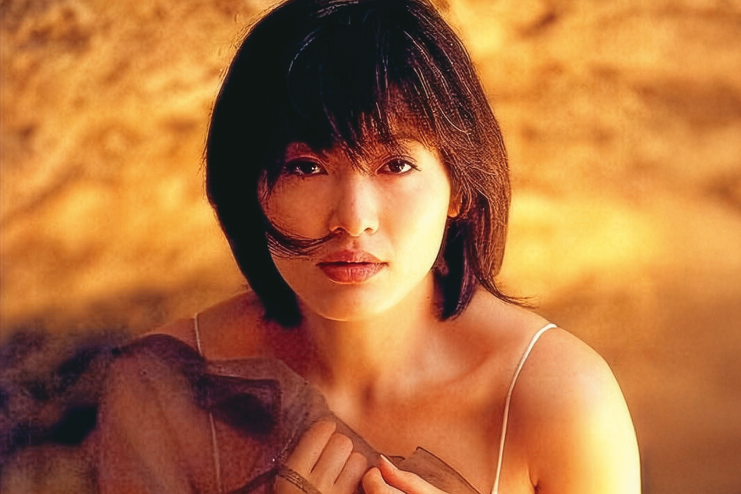 楊思敏19歲就飄洋過海赴港、台發展，半裸的性感形象誘人，曾號稱「亞洲第一美胸」。（翻攝自微博）