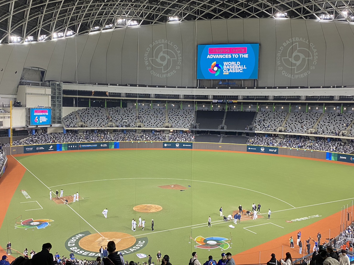 大巨蛋「漏水」問題頻躍上新聞版面。圖為大巨蛋內部。（本刊資料照）