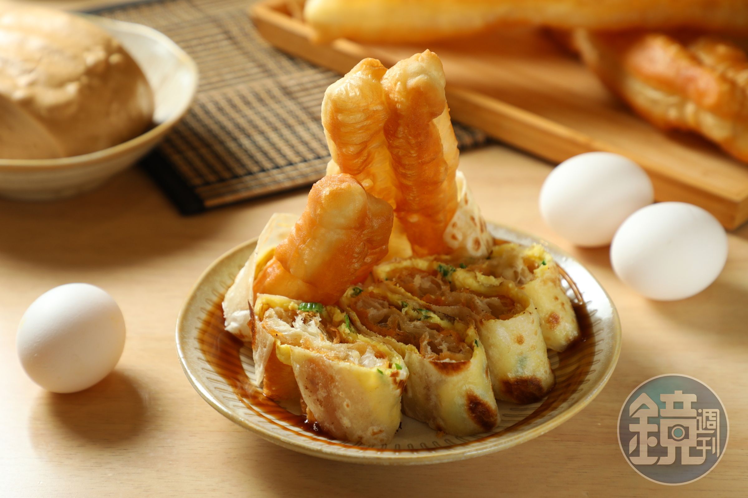 原味蛋餅吃得到傳統滋味,刻意加大加粗的油條增加飽足感。(蛋餅加油條60元/份)